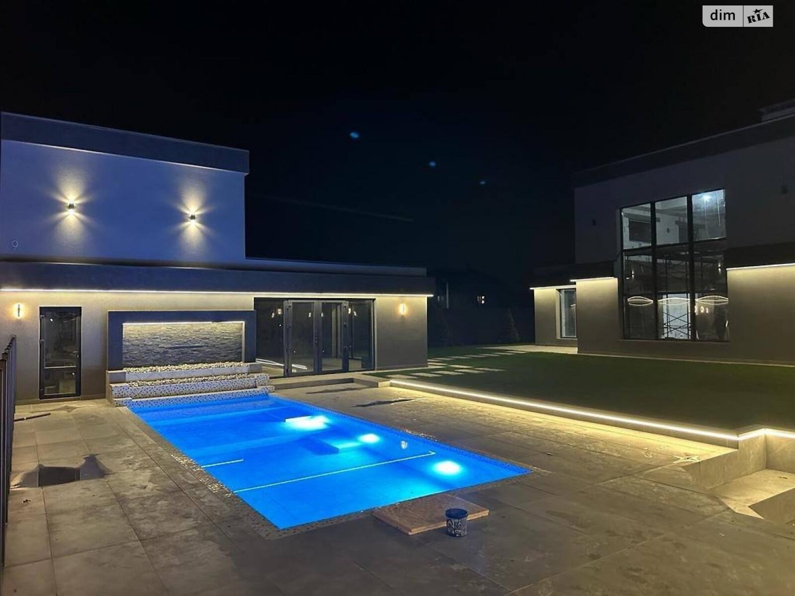 двухэтажный дом с гаражом, 439 кв. м, кирпич. Продажа в Горе фото 1