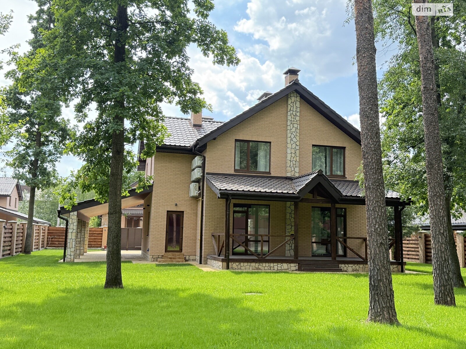 двухэтажный дом с балконом, 207.4 кв. м, кирпич. Продажа в Горе фото 1