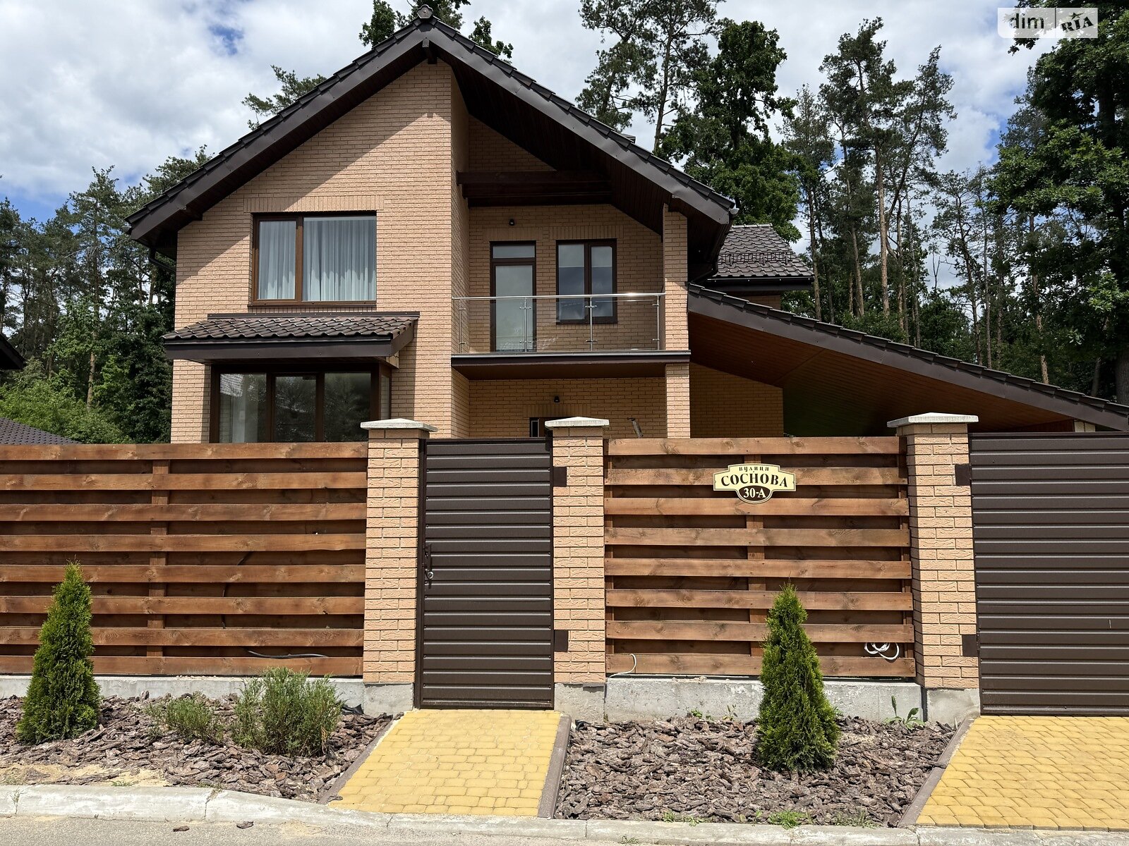 двухэтажный дом с балконом, 207.4 кв. м, кирпич. Продажа в Горе фото 1