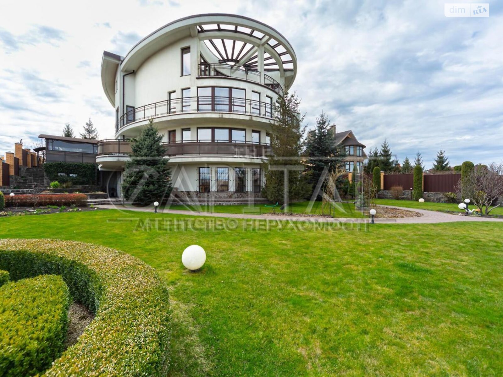 трехэтажный дом беседка, 1000 кв. м, кирпич. Продажа в Горбовичах фото 1 трехэтажный дом беседка, 1000 кв. м, кирпич. Продажа в Горбовичах фото 1