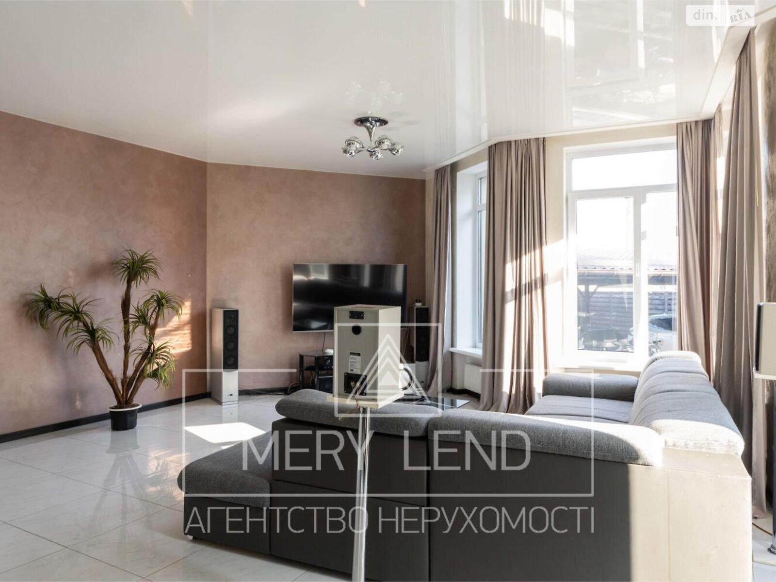 трехэтажный дом с верандой, 570 кв. м, газобетон. Продажа в Горбовичах фото 1