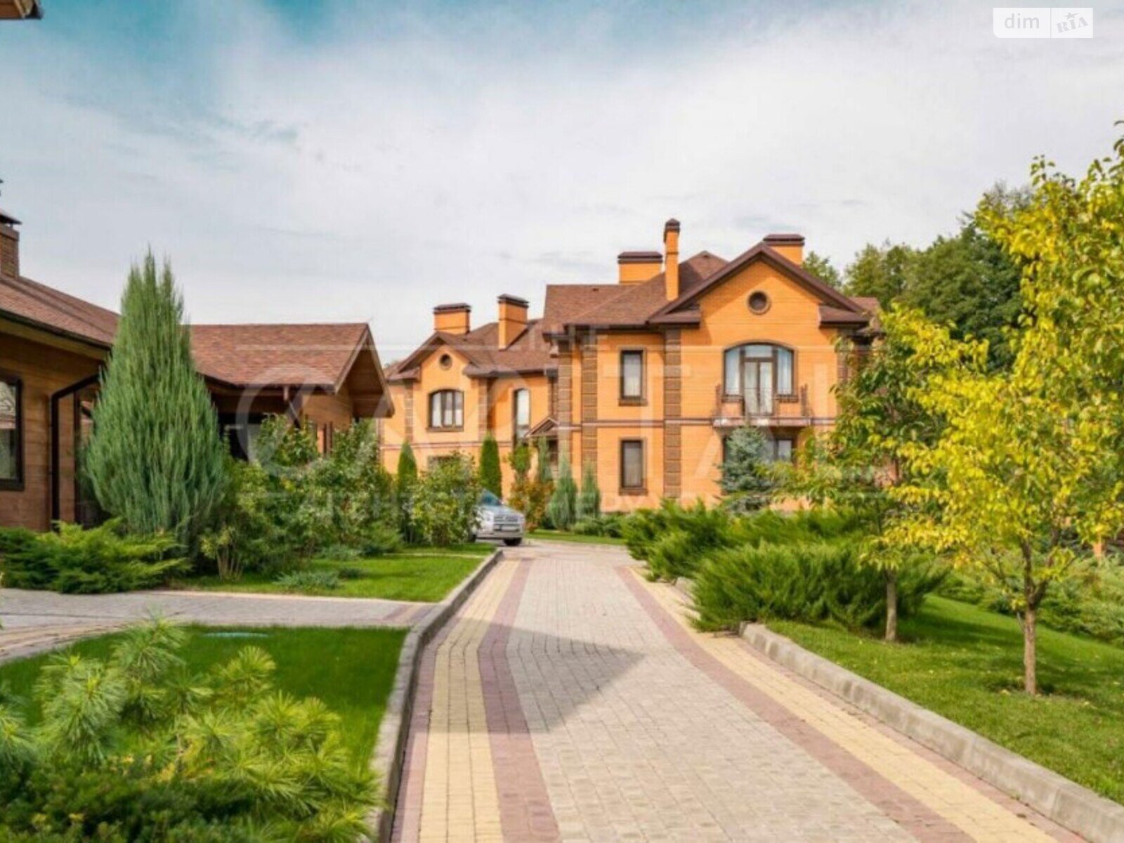 двухэтажный дом веранда, 930 кв. м, кирпич. Продажа в Горбовичах фото 1