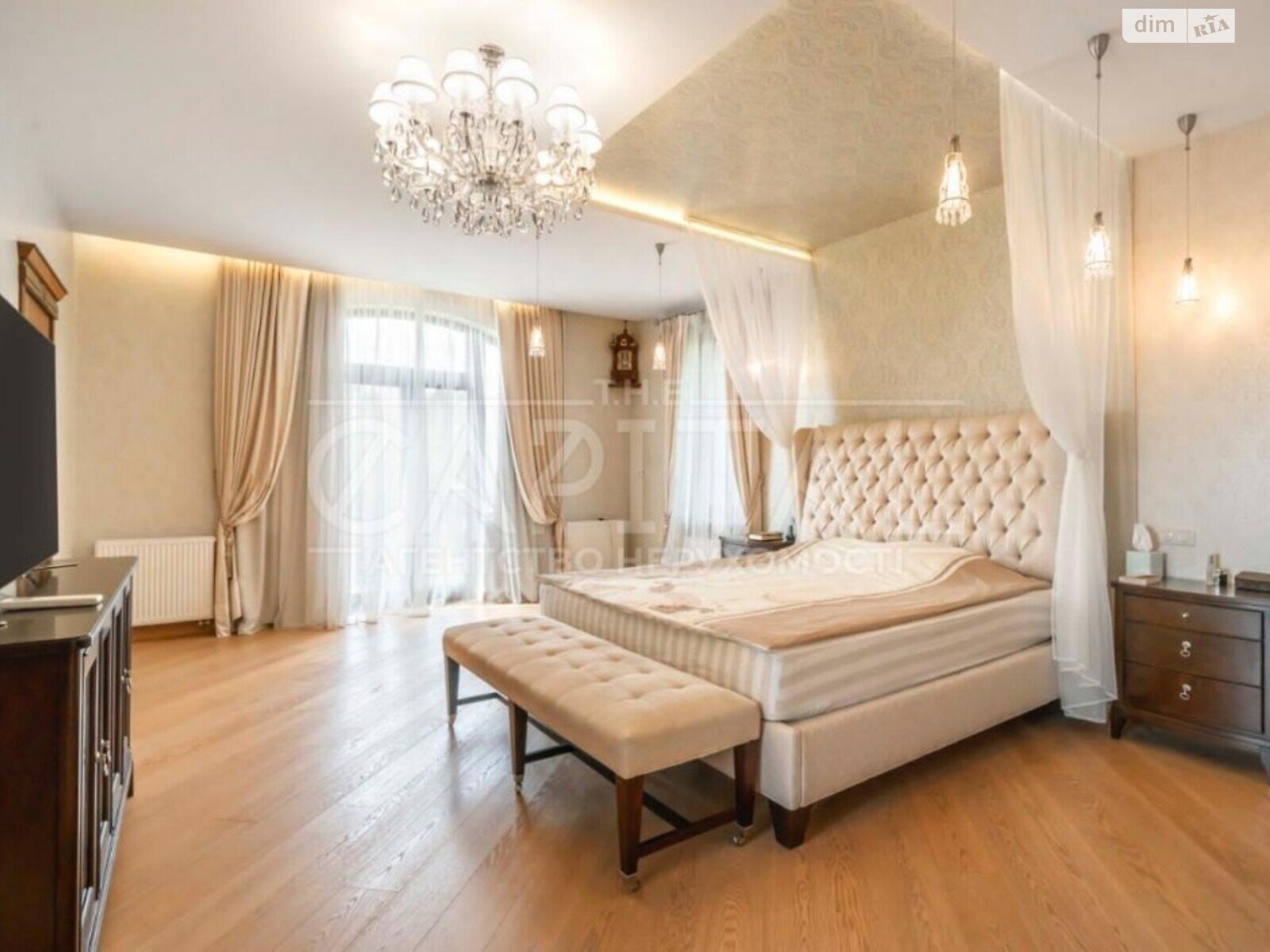 двухэтажный дом с балконом, 930 кв. м, кирпич. Продажа в Горбовичах фото 1