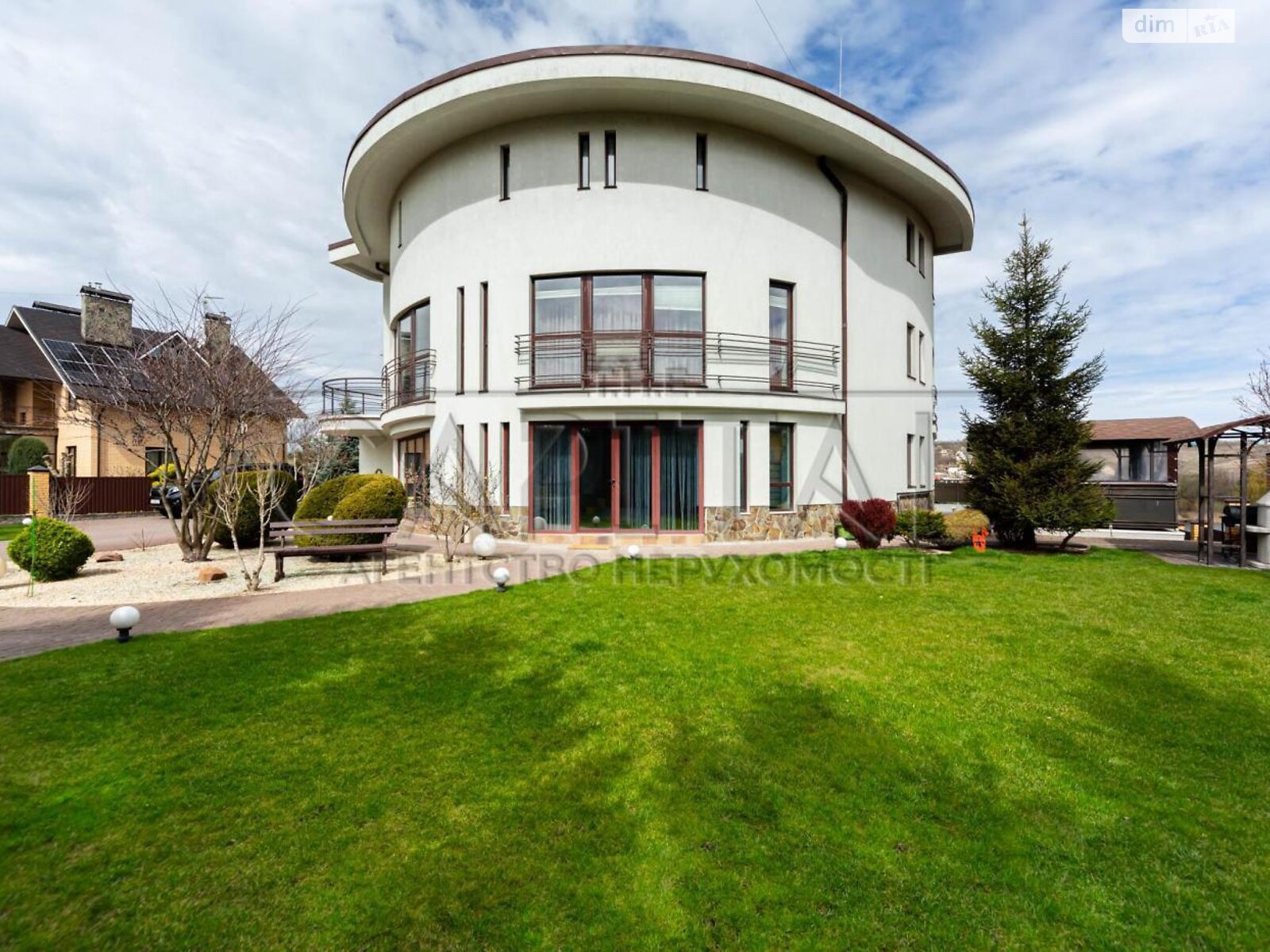 трехэтажный дом, 1000 кв. м, кирпич. Продажа в Горбовичах фото 1 трехэтажный дом, 1000 кв. м, кирпич. Продажа в Горбовичах фото 1