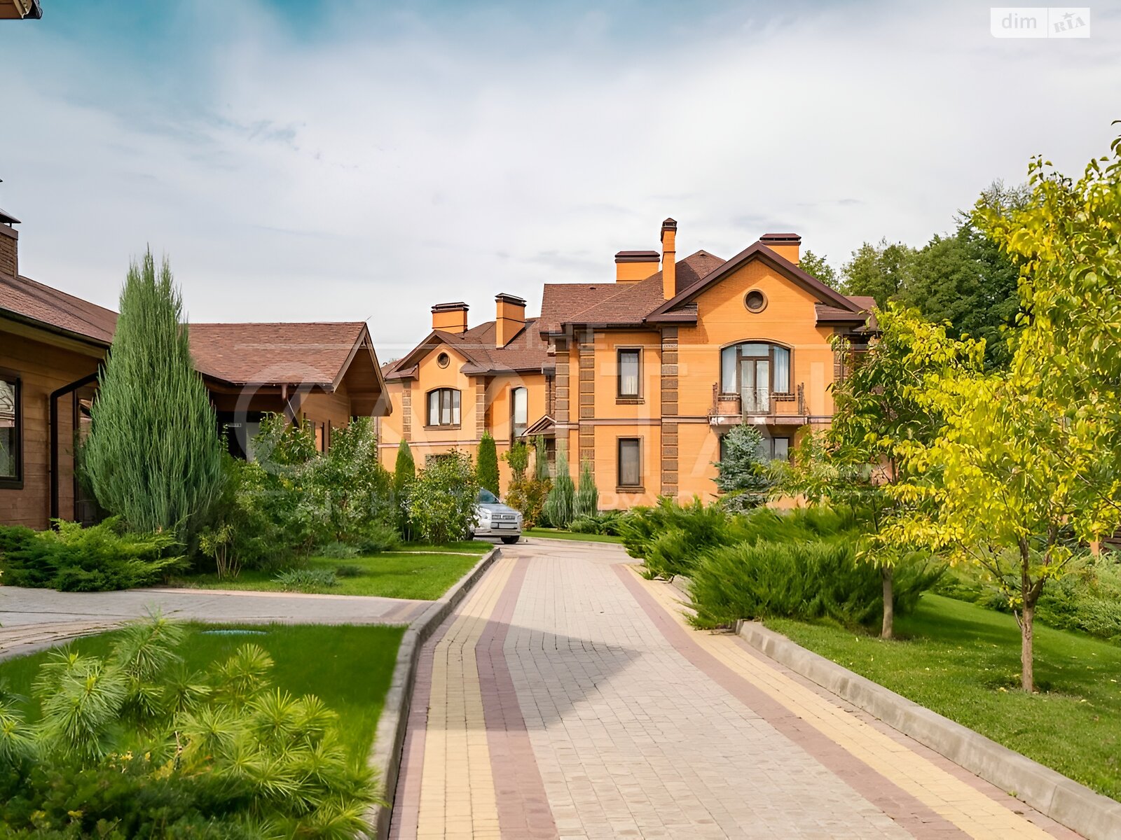 двухэтажный дом с отоплением, 930 кв. м, кирпич. Продажа в Горбовичах фото 1 двухэтажный дом с отоплением, 930 кв. м, кирпич. Продажа в Горбовичах фото 1