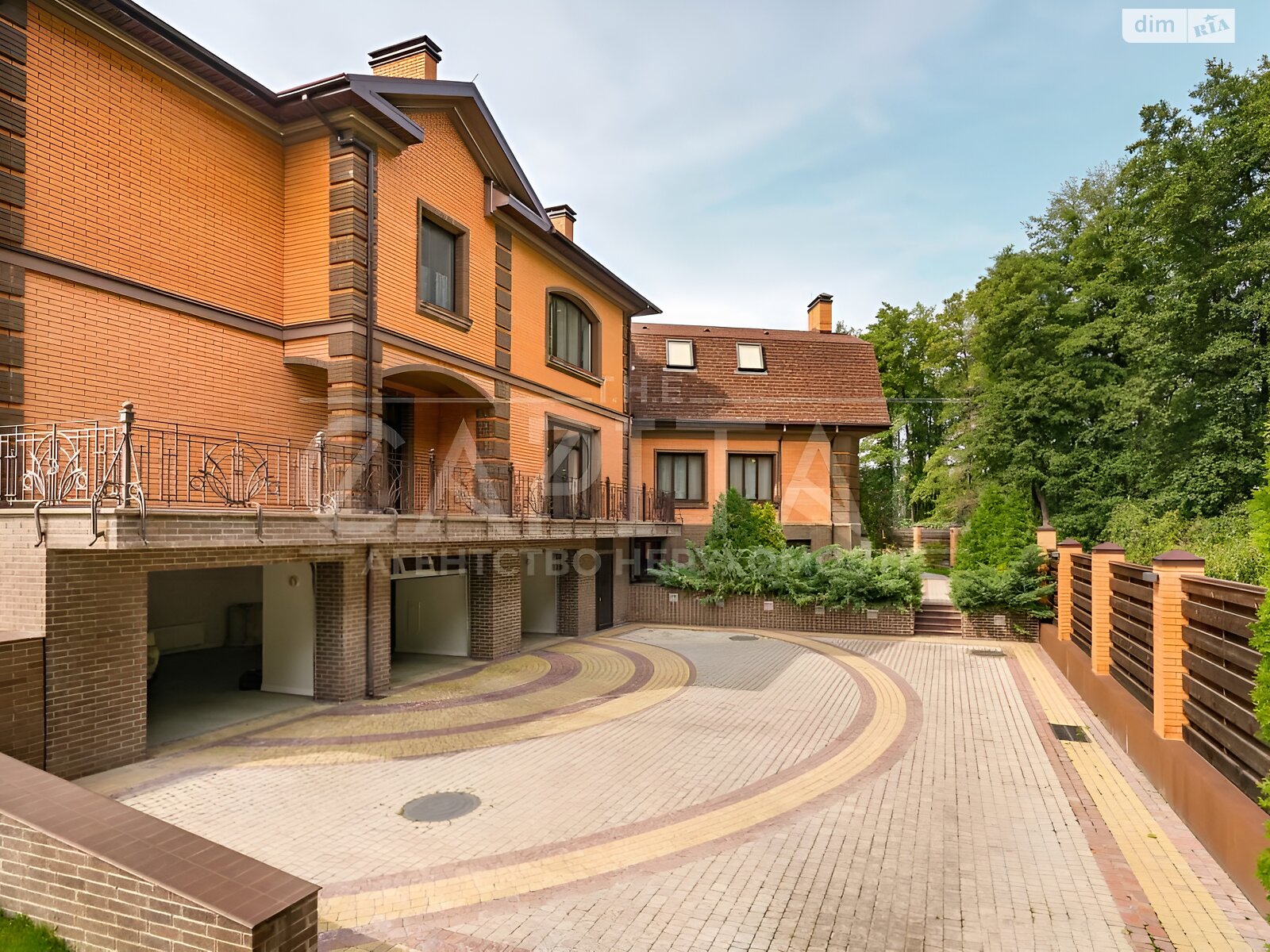 двухэтажный дом с отоплением, 930 кв. м, кирпич. Продажа в Горбовичах фото 1 двухэтажный дом с отоплением, 930 кв. м, кирпич. Продажа в Горбовичах фото 1