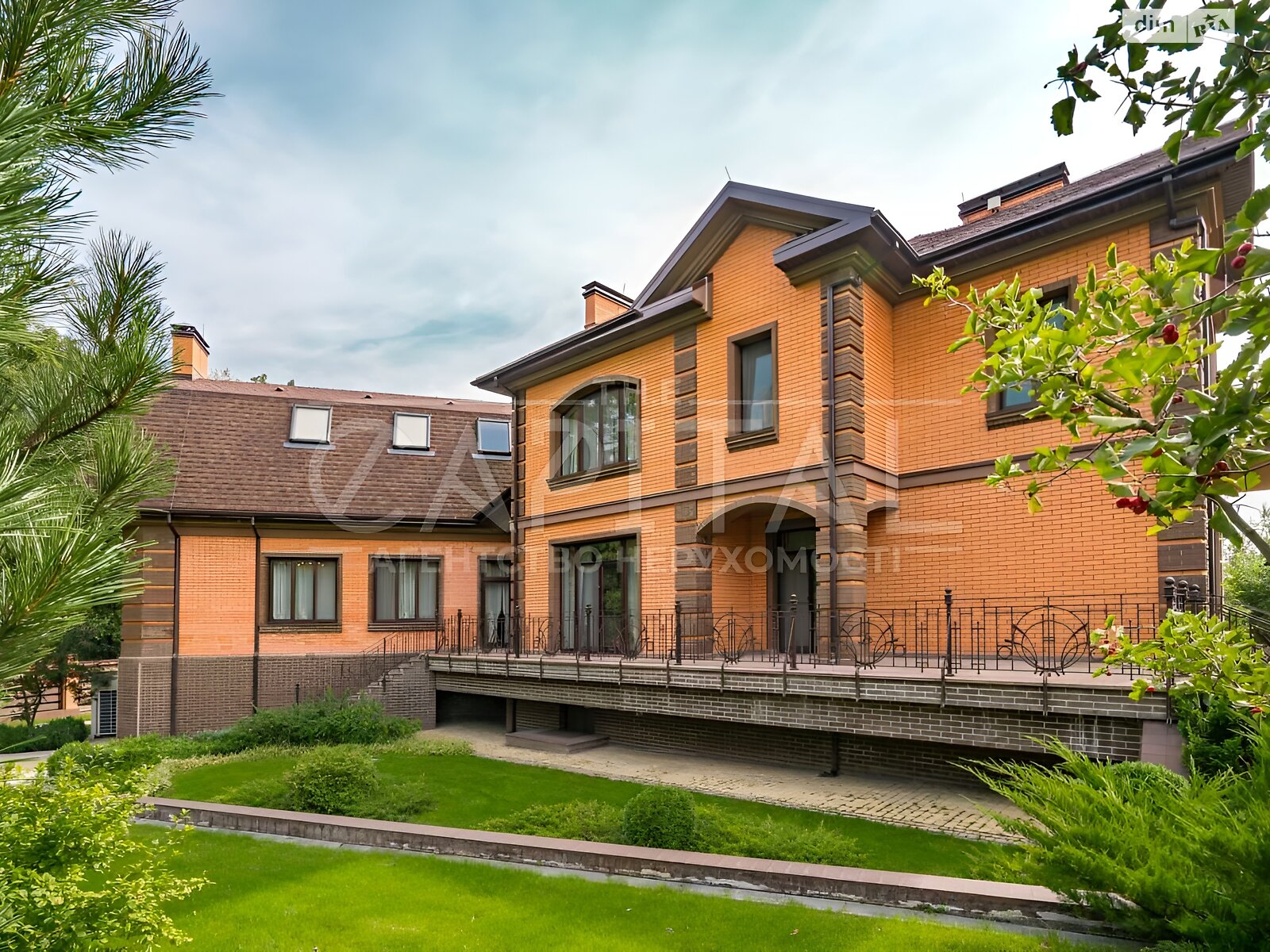 двухэтажный дом с отоплением, 930 кв. м, кирпич. Продажа в Горбовичах фото 1 двухэтажный дом с отоплением, 930 кв. м, кирпич. Продажа в Горбовичах фото 1