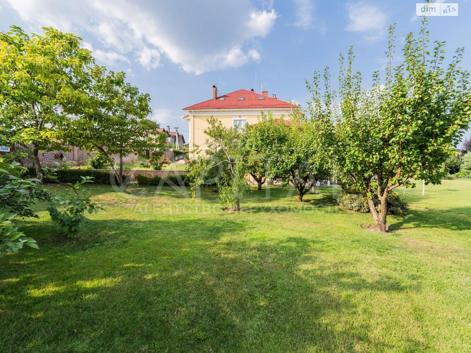 триповерховий будинок з балконом, 950 кв. м, цегла. Продаж у Гореничах фото 1