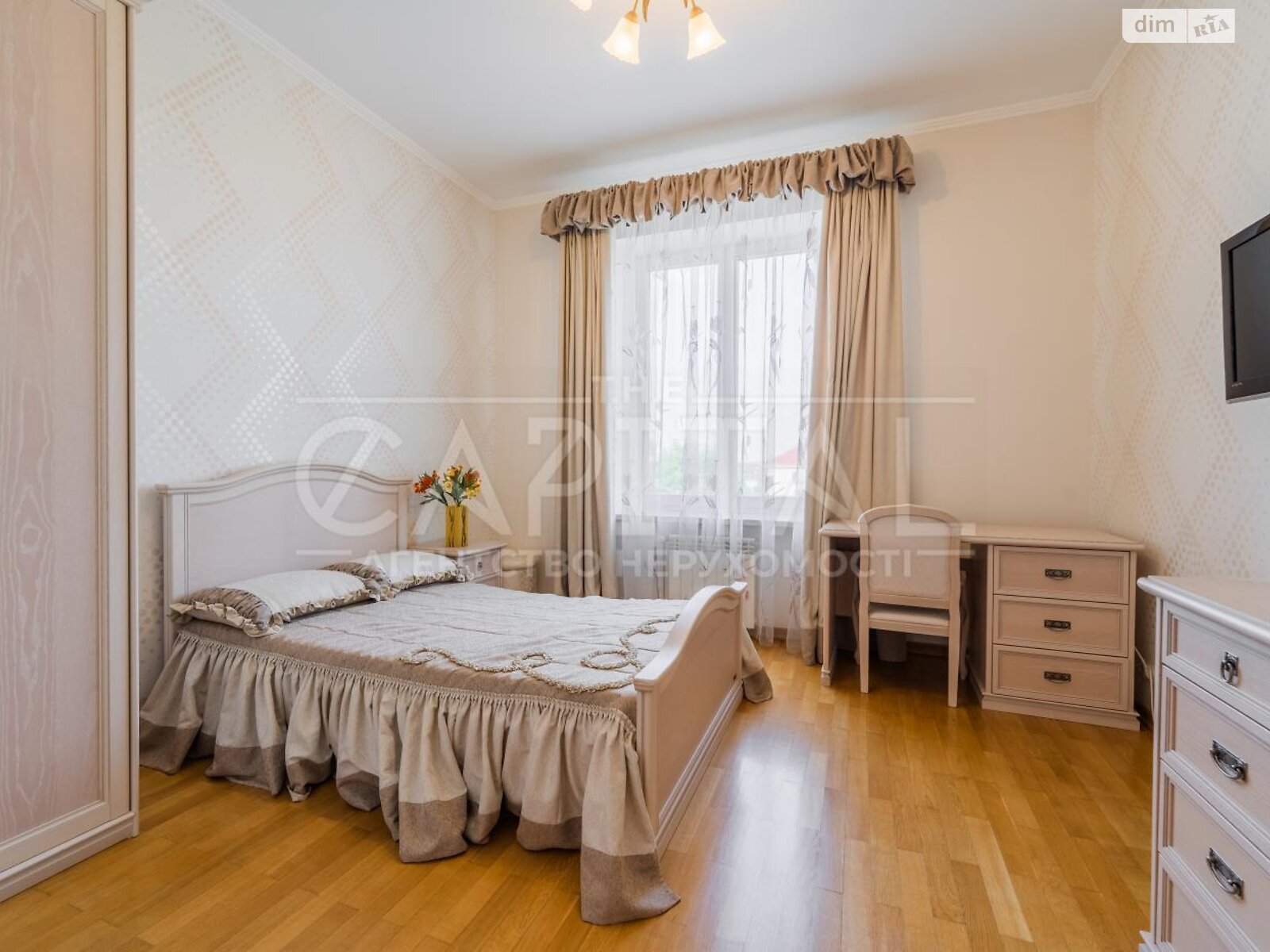 триповерховий будинок з балконом, 950 кв. м, цегла. Продаж у Гореничах фото 1