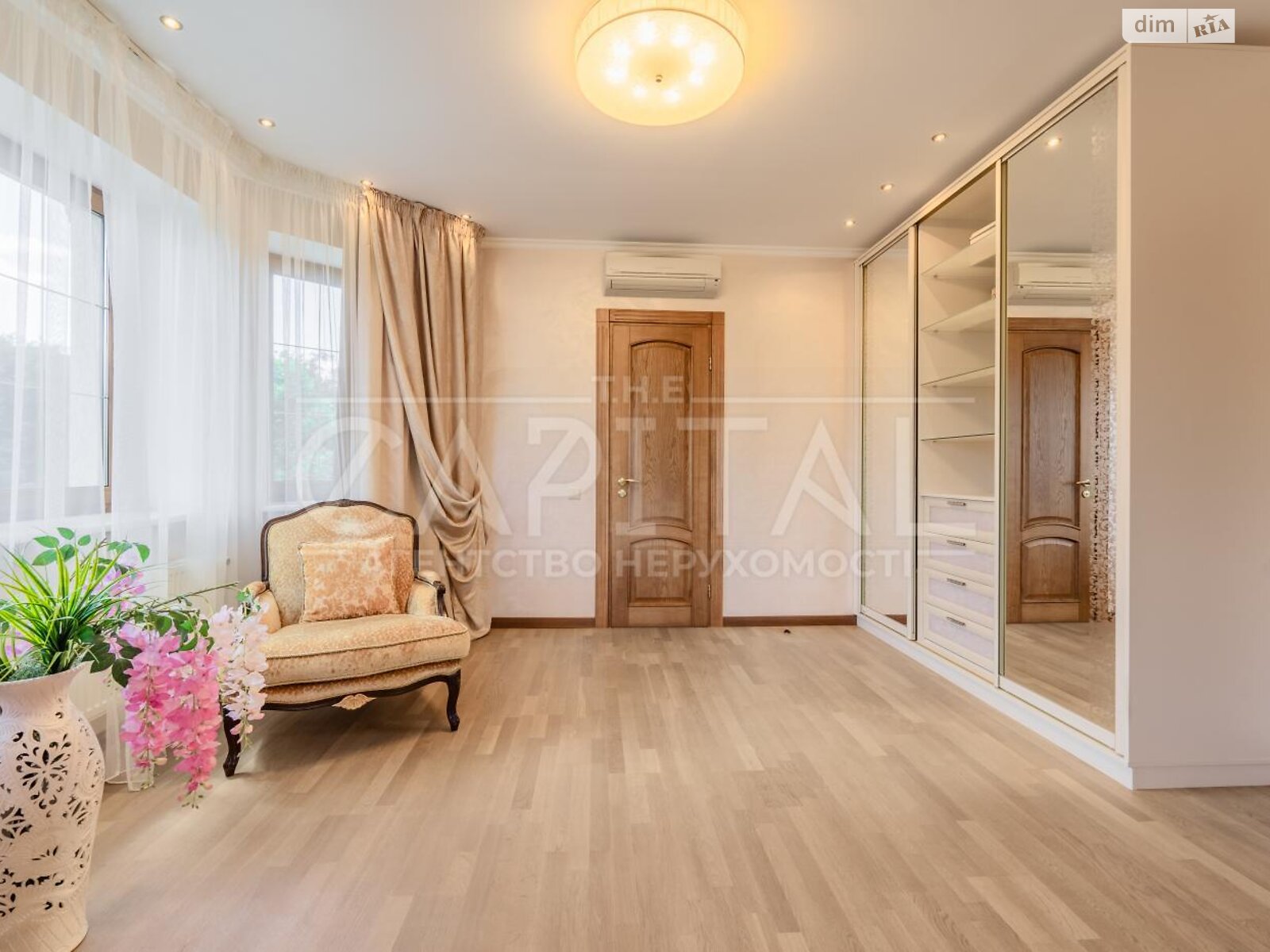 триповерховий будинок з гаражем, 488 кв. м, цегла. Продаж у Гореничах фото 1 триповерховий будинок з гаражем, 488 кв. м, цегла. Продаж у Гореничах фото 1
