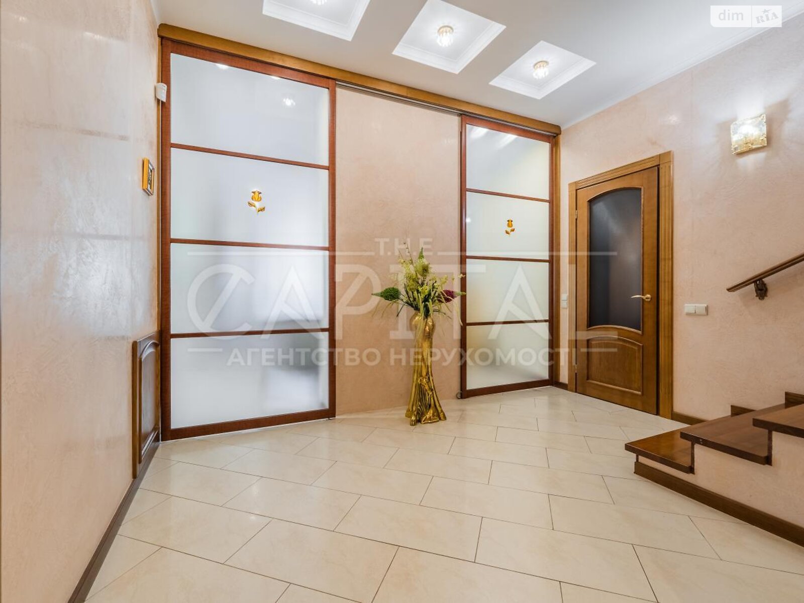 триповерховий будинок з гаражем, 488 кв. м, цегла. Продаж у Гореничах фото 1 триповерховий будинок з гаражем, 488 кв. м, цегла. Продаж у Гореничах фото 1