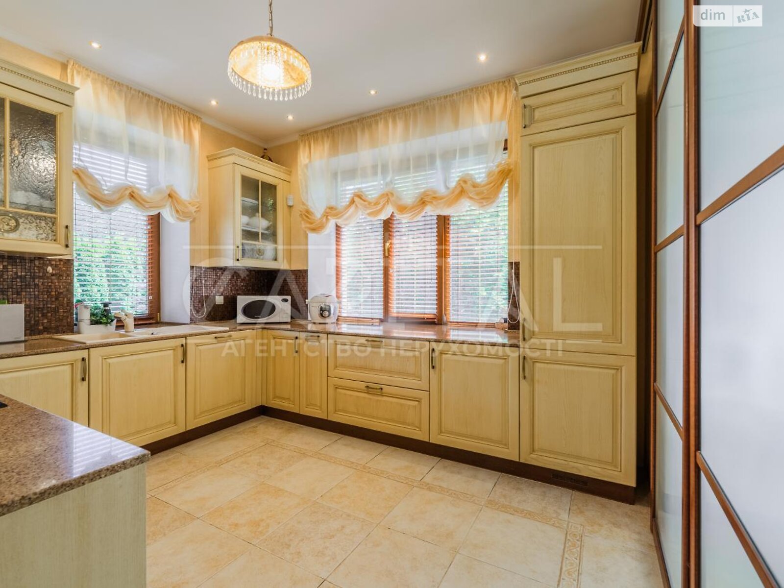 триповерховий будинок з гаражем, 488 кв. м, цегла. Продаж у Гореничах фото 1 триповерховий будинок з гаражем, 488 кв. м, цегла. Продаж у Гореничах фото 1