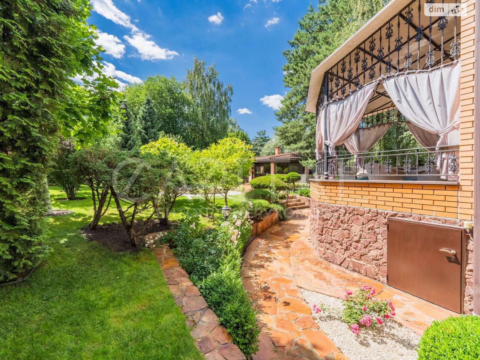 триповерховий будинок з гаражем, 488 кв. м, цегла. Продаж у Гореничах фото 1 триповерховий будинок з гаражем, 488 кв. м, цегла. Продаж у Гореничах фото 1