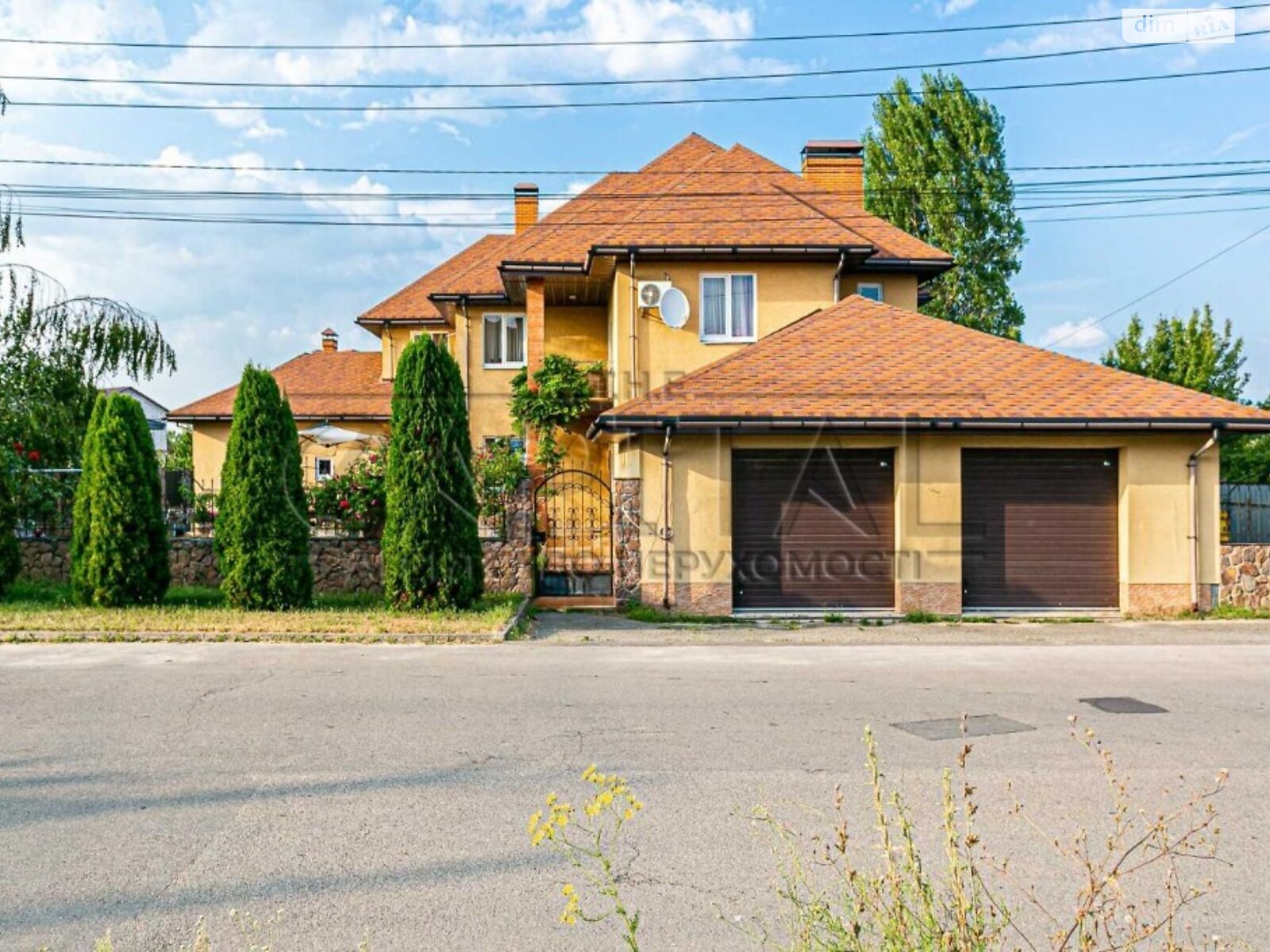 двухэтажный дом с ремонтом, 465 кв. м, кирпич. Продажа в Гореничах фото 1