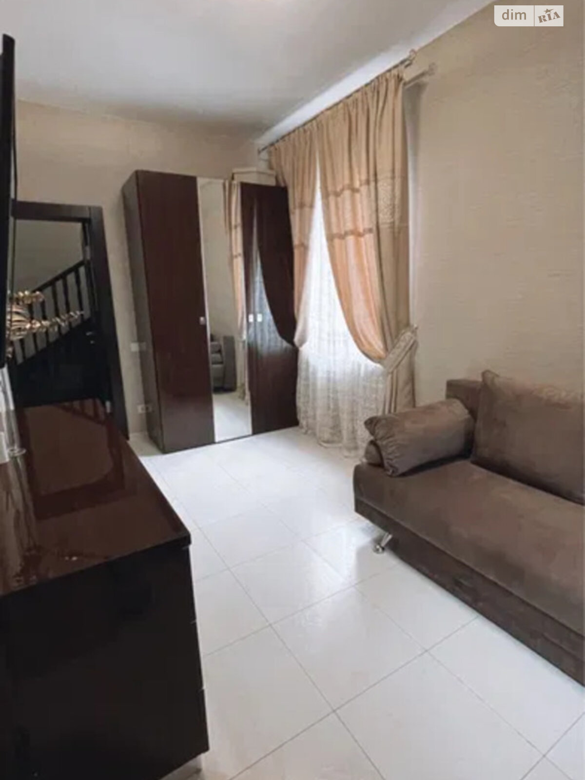 трехэтажный дом с гаражом, 363 кв. м, кирпич. Продажа в Горишних Плавнях фото 1