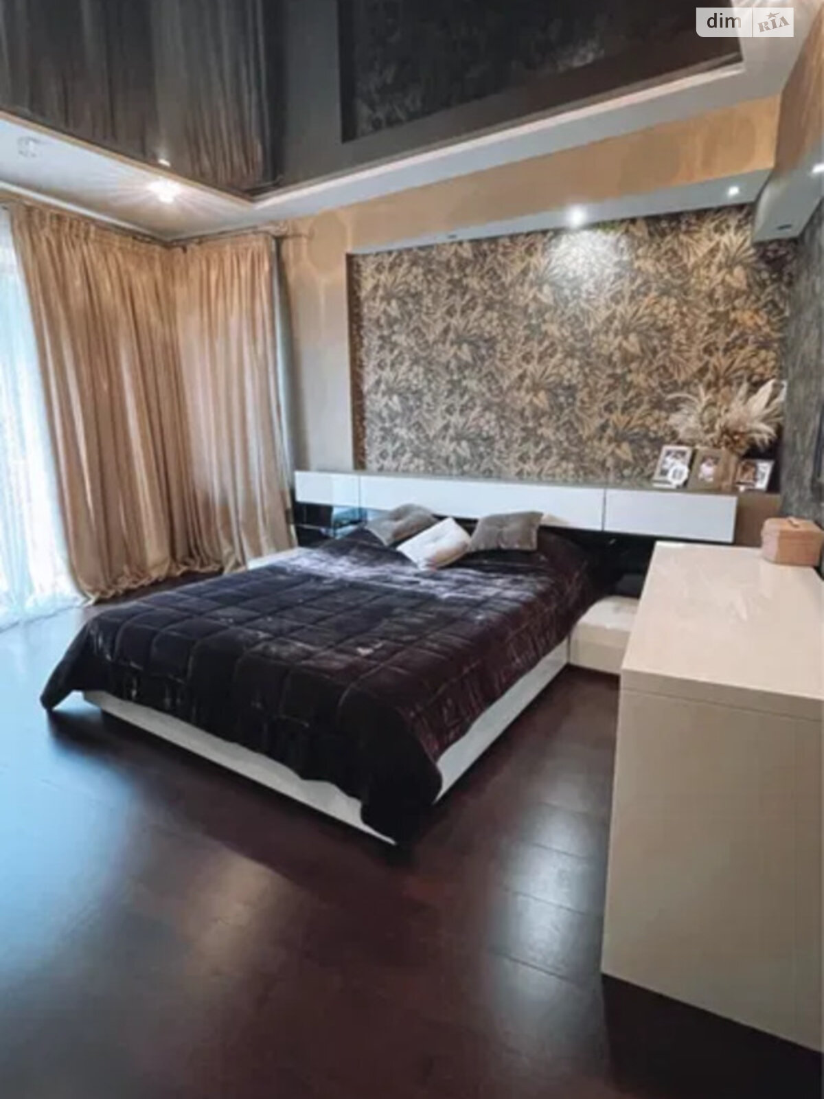 трехэтажный дом с гаражом, 363 кв. м, кирпич. Продажа в Горишних Плавнях фото 1