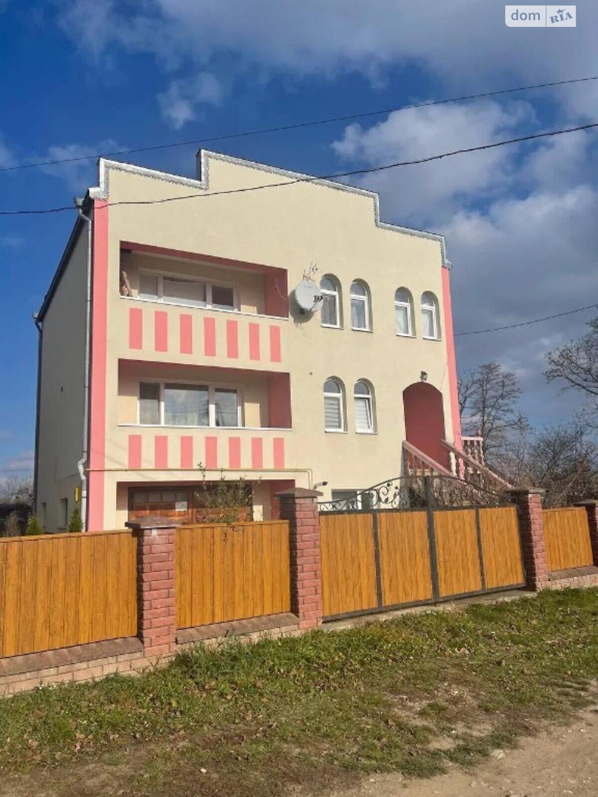 трехэтажный дом с балконом, 330 кв. м, кирпич. Продажа в Ясеневе-Пыльном фото 1