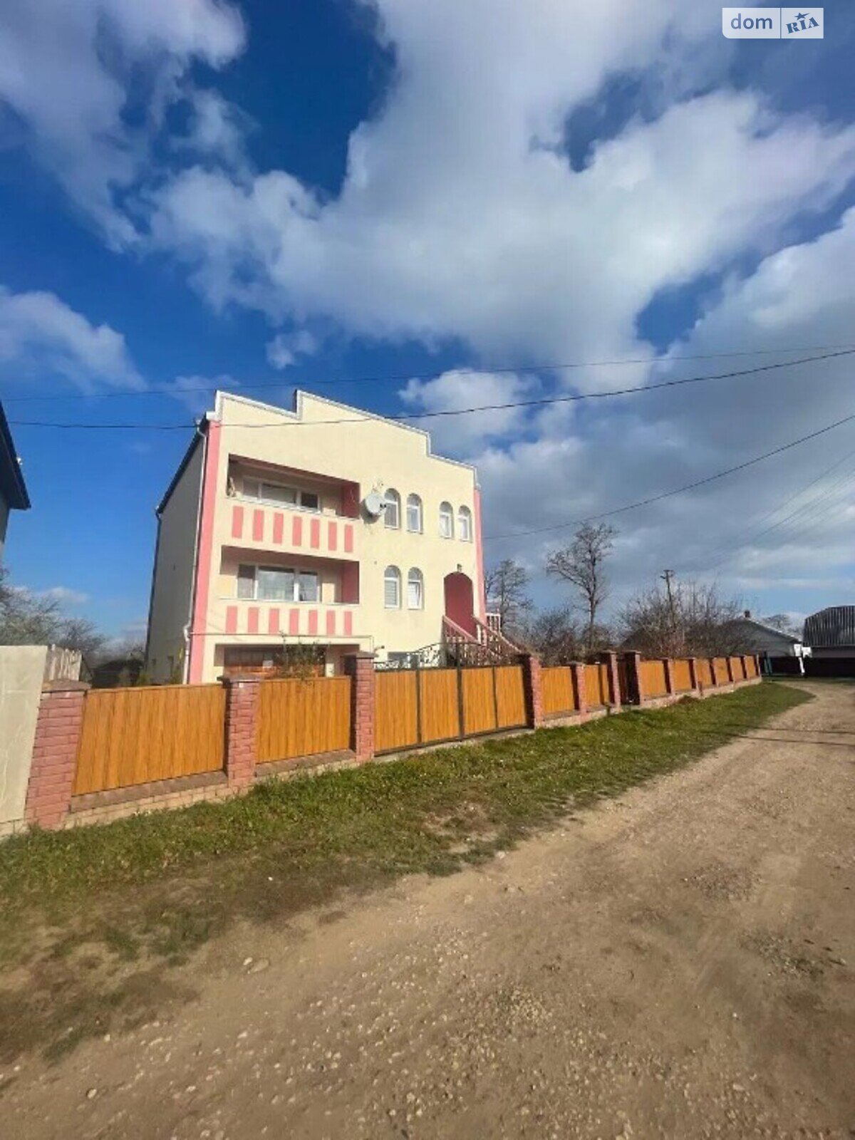 трехэтажный дом с балконом, 330 кв. м, кирпич. Продажа в Ясеневе-Пыльном фото 1