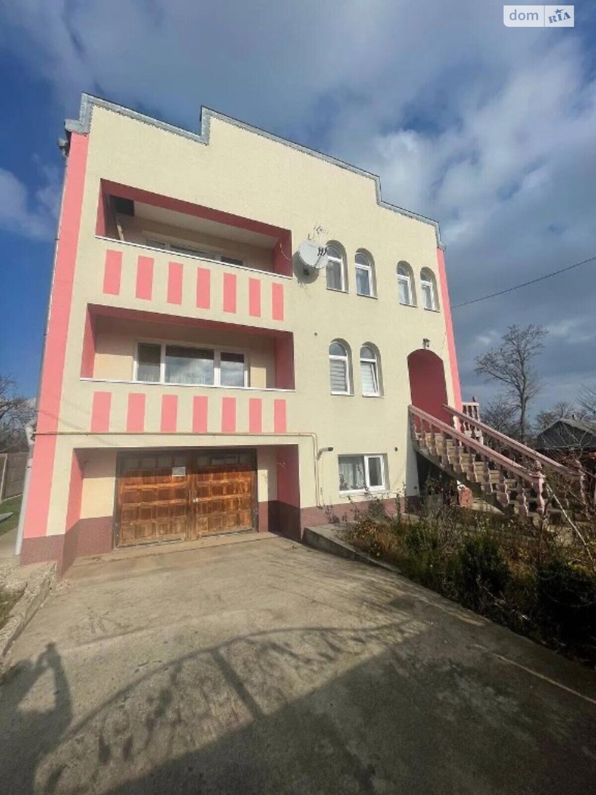 трехэтажный дом с балконом, 330 кв. м, кирпич. Продажа в Ясеневе-Пыльном фото 1