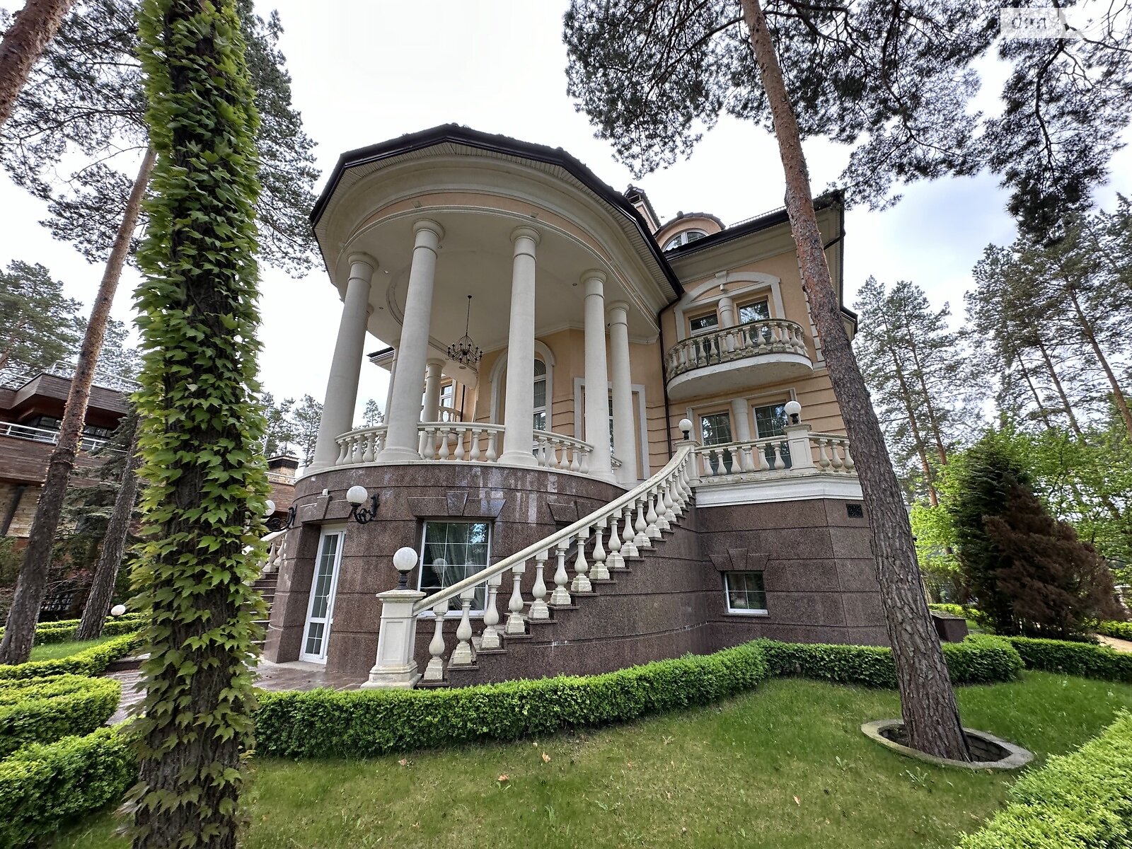 триповерховий будинок з верандою, 970 кв. м, кирпич. Продаж у Гостомелі фото 1 триповерховий будинок з верандою, 970 кв. м, кирпич. Продаж у Гостомелі фото 1