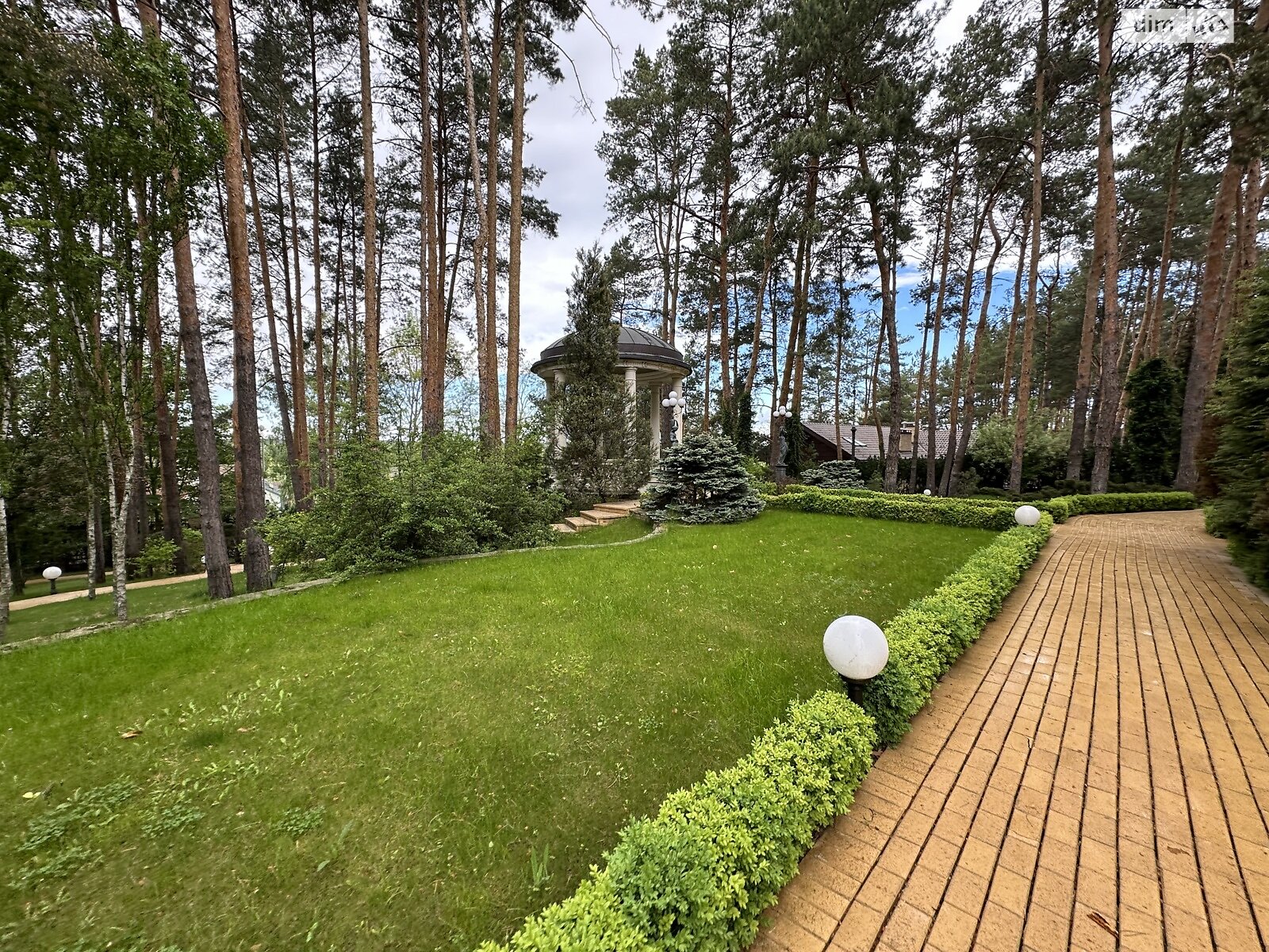 триповерховий будинок з верандою, 970 кв. м, кирпич. Продаж у Гостомелі фото 1 триповерховий будинок з верандою, 970 кв. м, кирпич. Продаж у Гостомелі фото 1