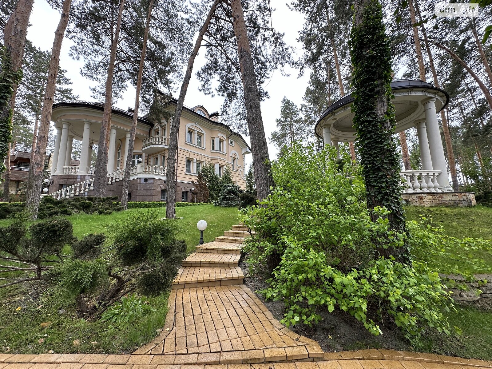 триповерховий будинок з верандою, 970 кв. м, кирпич. Продаж у Гостомелі фото 1 триповерховий будинок з верандою, 970 кв. м, кирпич. Продаж у Гостомелі фото 1