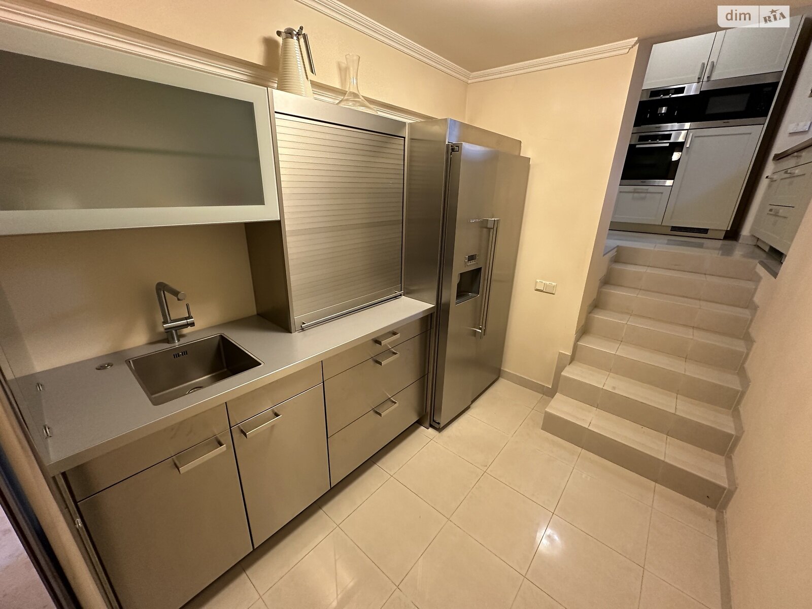 триповерховий будинок з верандою, 970 кв. м, кирпич. Продаж у Гостомелі фото 1 триповерховий будинок з верандою, 970 кв. м, кирпич. Продаж у Гостомелі фото 1