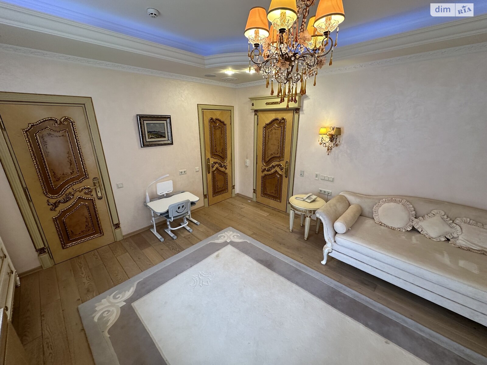 триповерховий будинок з верандою, 970 кв. м, кирпич. Продаж у Гостомелі фото 1 триповерховий будинок з верандою, 970 кв. м, кирпич. Продаж у Гостомелі фото 1