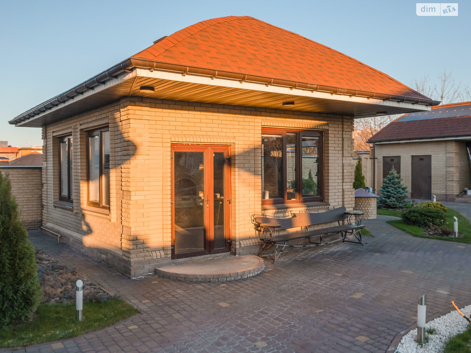 трехэтажный дом с гаражом, 420 кв. м, кирпич. Продажа в Харькове район Алексеевка фото 1 трехэтажный дом с гаражом, 420 кв. м, кирпич. Продажа в Харькове район Алексеевка фото 1