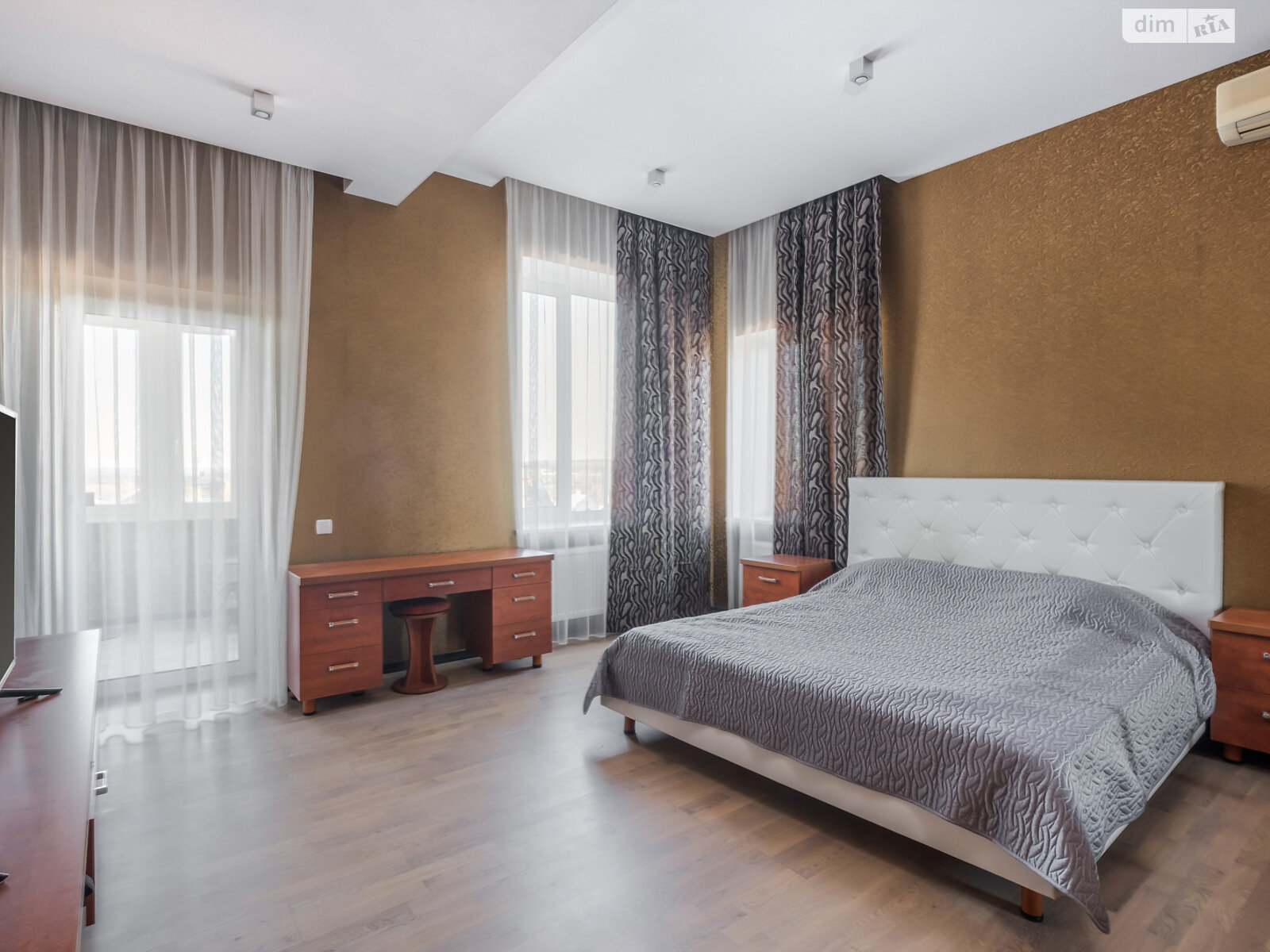 трехэтажный дом с гаражом, 420 кв. м, кирпич. Продажа в Харькове район Алексеевка фото 1 трехэтажный дом с гаражом, 420 кв. м, кирпич. Продажа в Харькове район Алексеевка фото 1