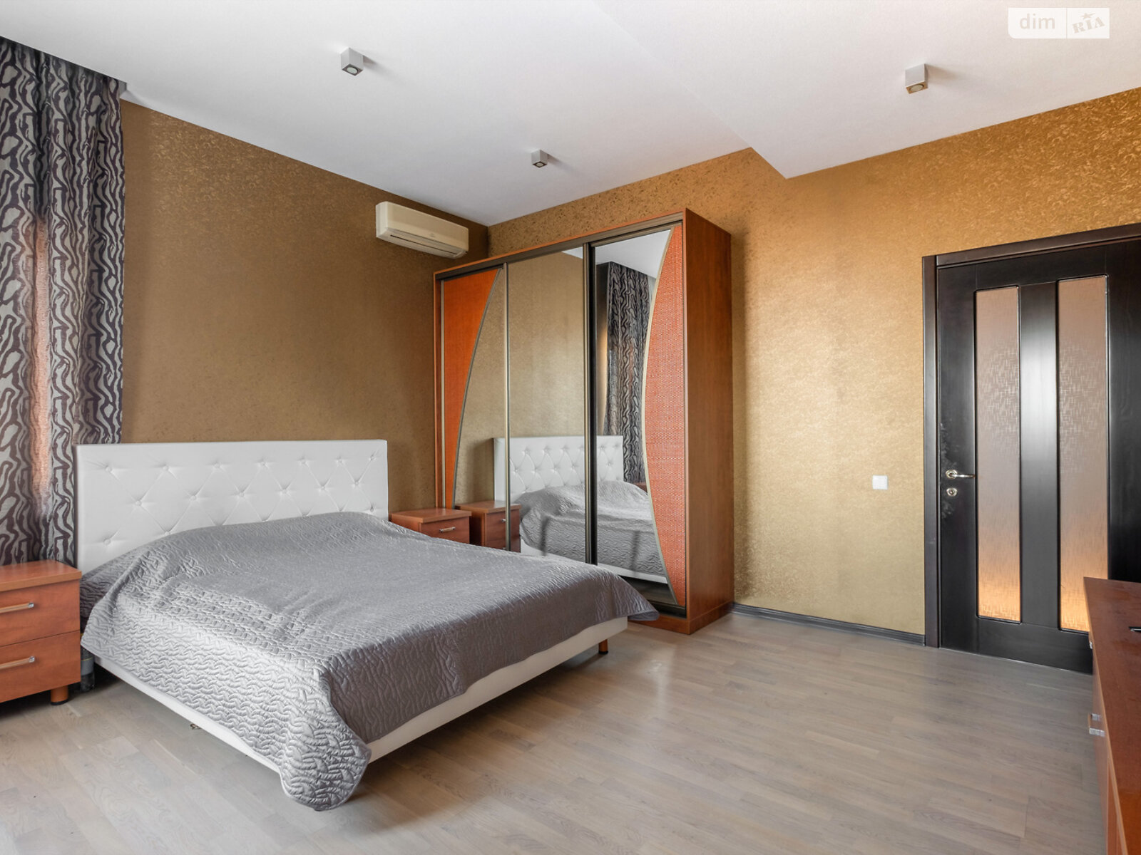 трехэтажный дом с гаражом, 420 кв. м, кирпич. Продажа в Харькове район Алексеевка фото 1 трехэтажный дом с гаражом, 420 кв. м, кирпич. Продажа в Харькове район Алексеевка фото 1