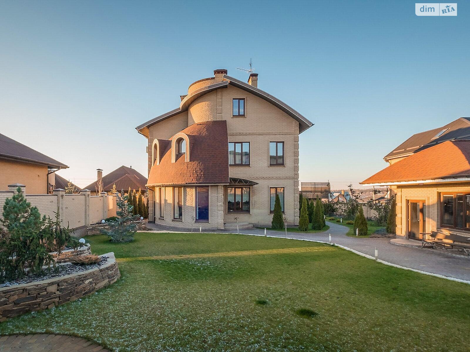 триповерховий будинок, 420 кв. м, кирпич. Продаж в Харкові, район Олексїївка фото 1 триповерховий будинок, 420 кв. м, кирпич. Продаж в Харкові, район Олексїївка фото 1
