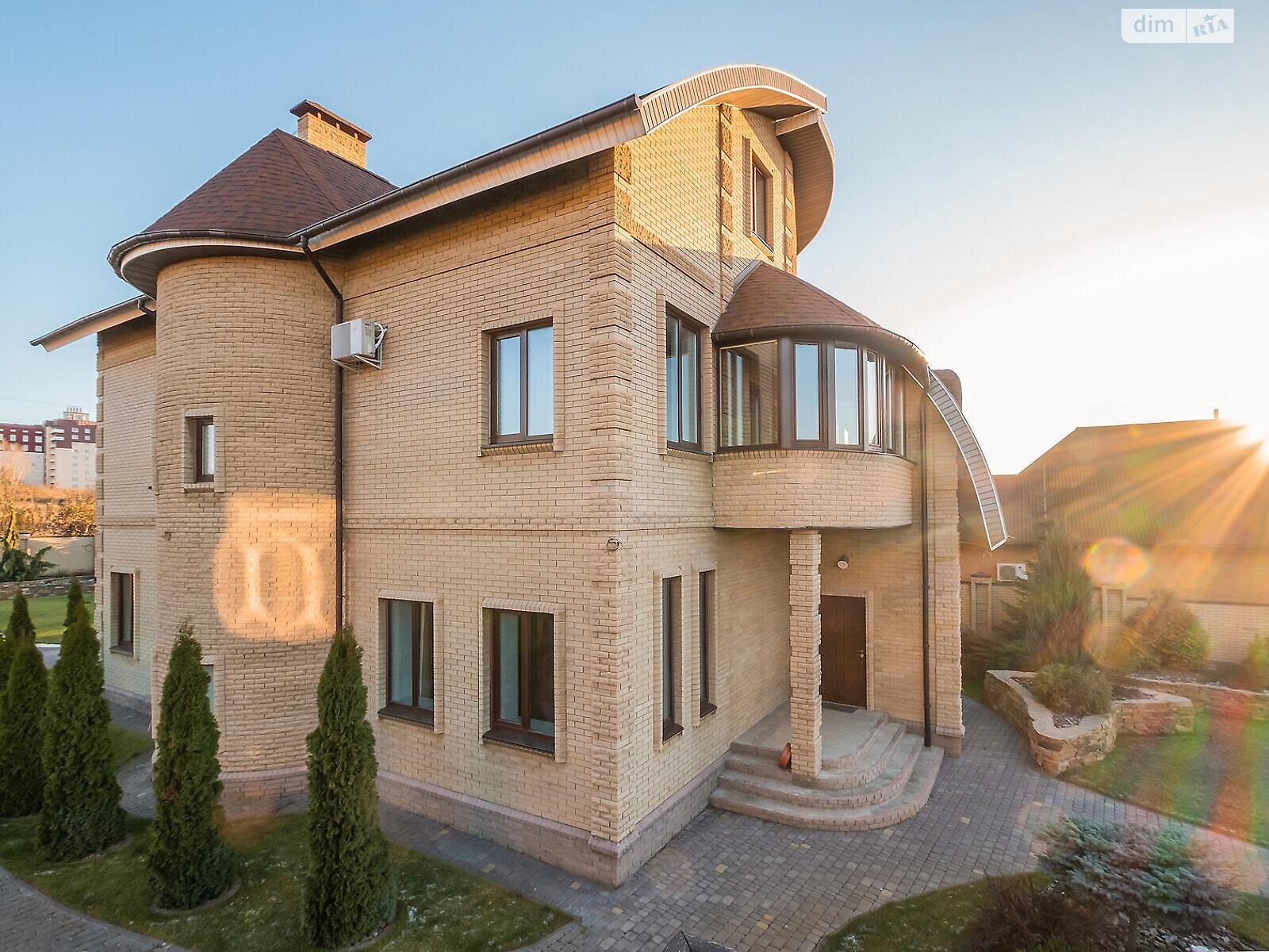 триповерховий будинок, 420 кв. м, кирпич. Продаж в Харкові, район Олексїївка фото 1 триповерховий будинок, 420 кв. м, кирпич. Продаж в Харкові, район Олексїївка фото 1