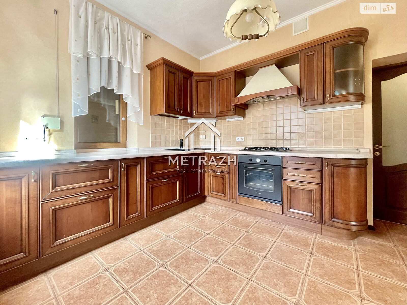 одноэтажный дом с верандой, 386.3 кв. м, кирпич. Продажа в Харькове фото 1 одноэтажный дом с верандой, 386.3 кв. м, кирпич. Продажа в Харькове фото 1
