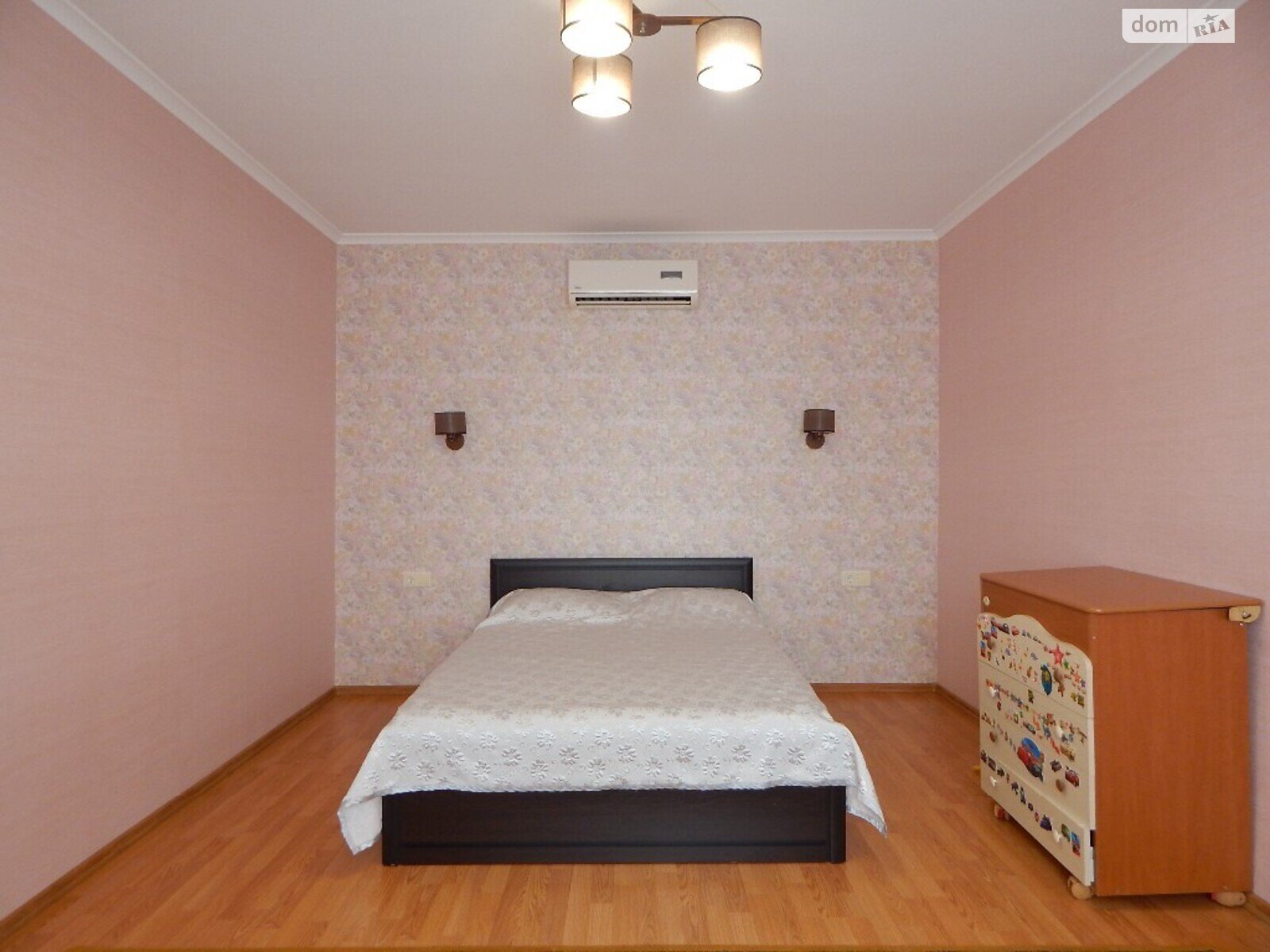 трехэтажный дом с ремонтом, 280 кв. м, пенобетон. Продажа в Высоком фото 1