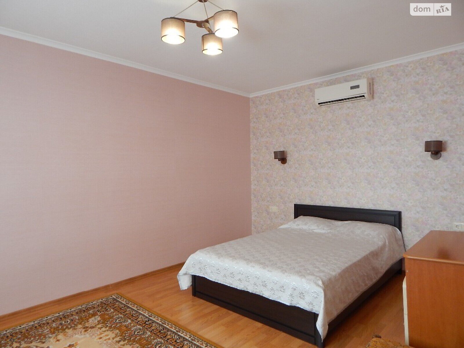 трехэтажный дом с ремонтом, 280 кв. м, пенобетон. Продажа в Высоком фото 1