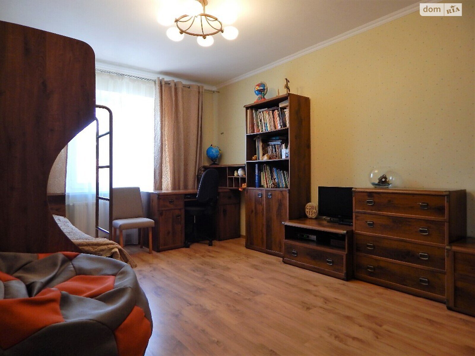 трехэтажный дом с ремонтом, 280 кв. м, пенобетон. Продажа в Высоком фото 1