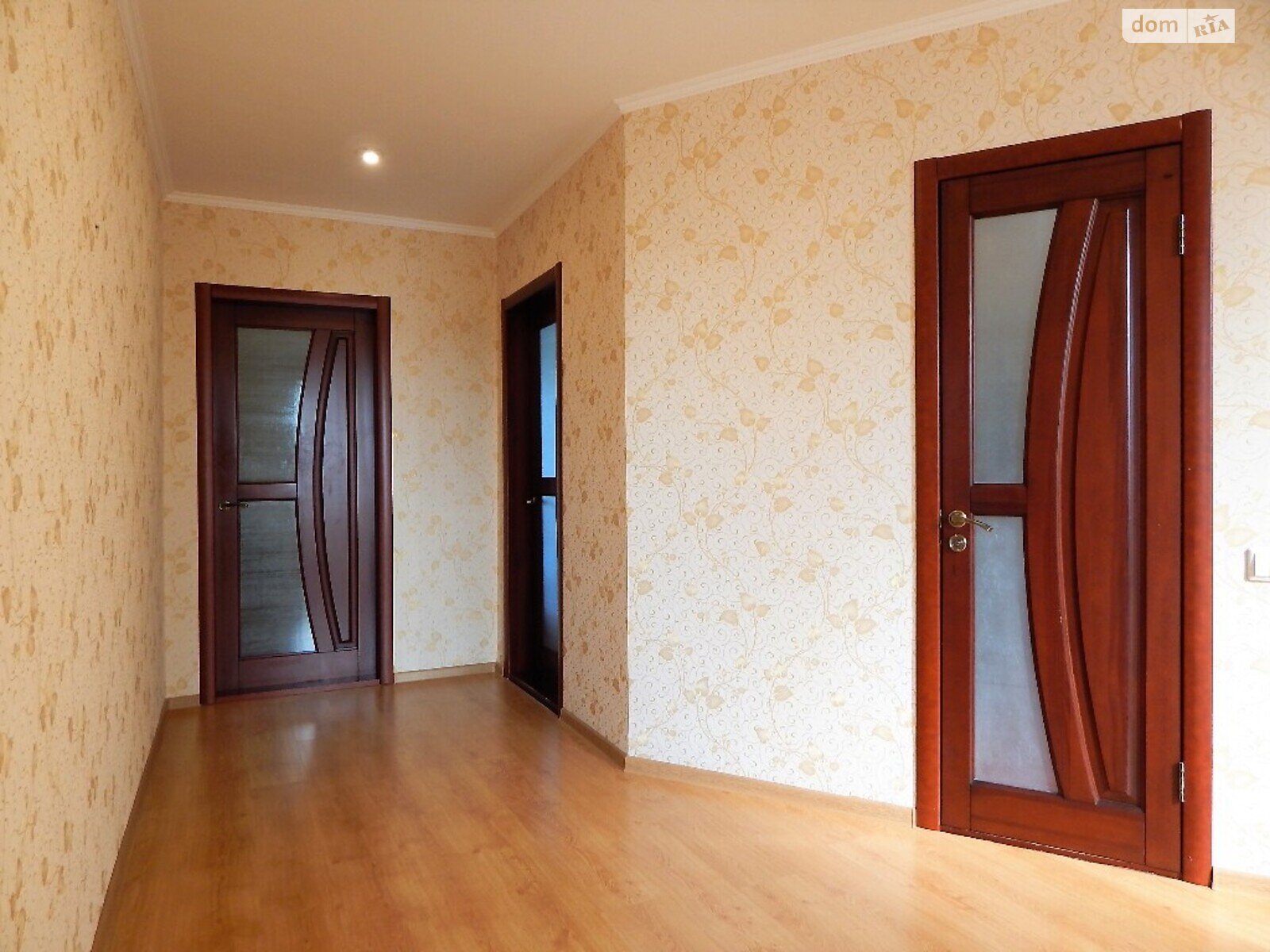 трехэтажный дом с ремонтом, 280 кв. м, пенобетон. Продажа в Высоком фото 1