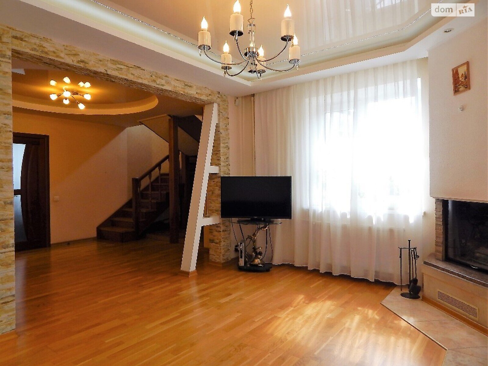 трехэтажный дом с ремонтом, 280 кв. м, пенобетон. Продажа в Высоком фото 1