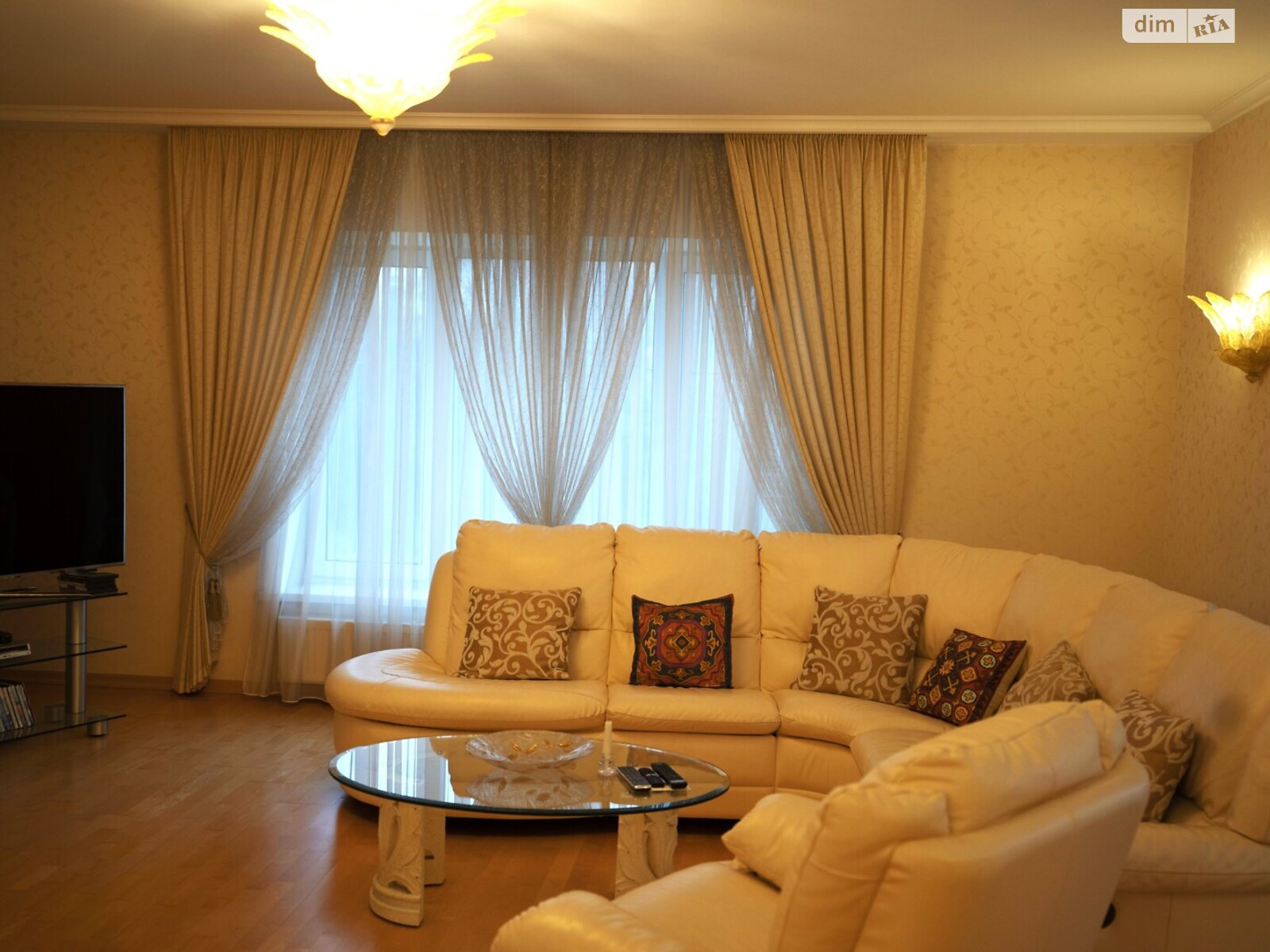 двухэтажный дом с отоплением, 220 кв. м, кирпич. Продажа в Хлепче фото 1