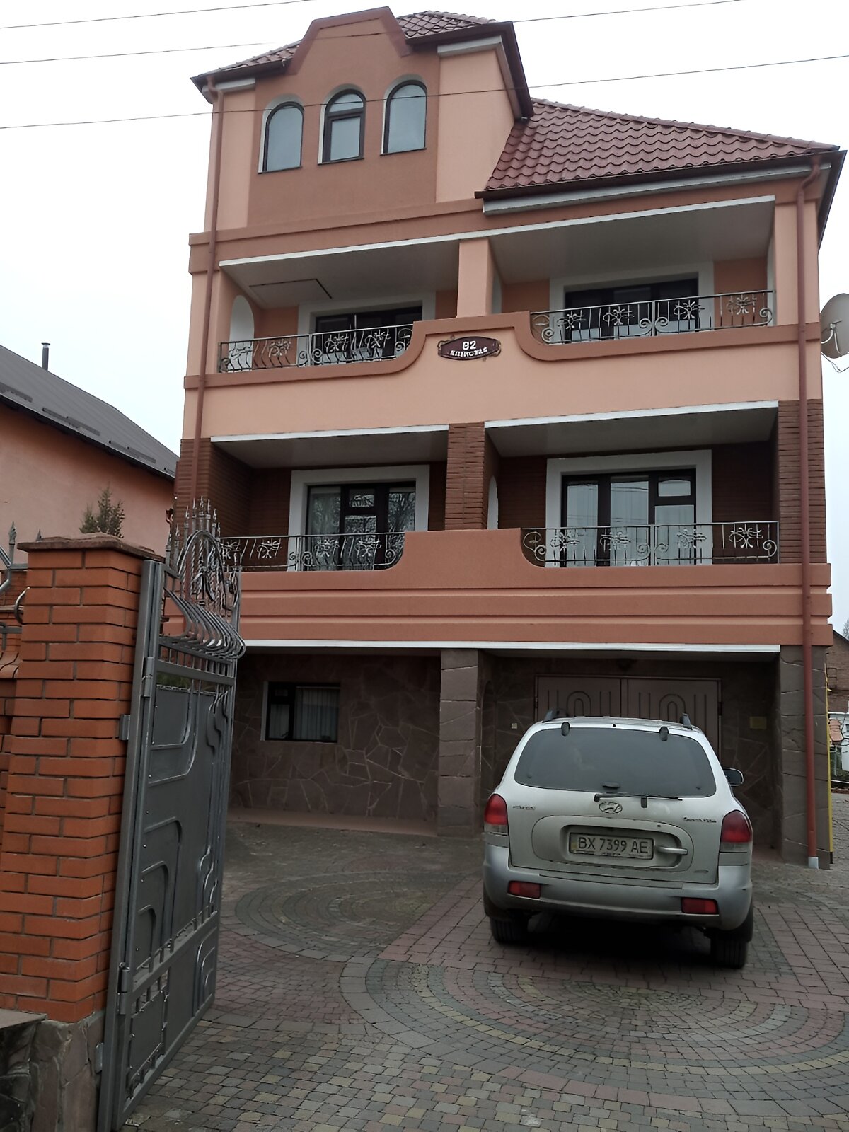 двоповерховий будинок з гаражем, 246.4 кв. м, цегла. Продаж в Хмельницькому, район Фельштинський переїзд фото 1 двоповерховий будинок з гаражем, 246.4 кв. м, цегла. Продаж в Хмельницькому, район Фельштинський переїзд фото 1