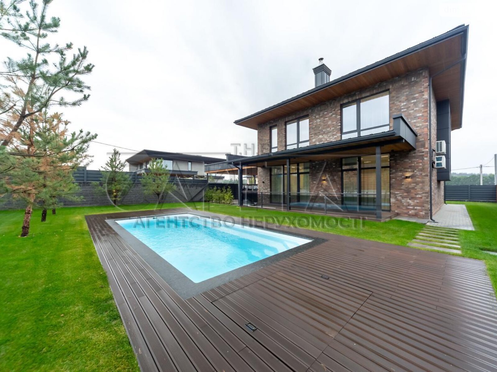 двухэтажный дом с ремонтом, 245 кв. м, кирпич. Продажа в Ходосовке фото 1