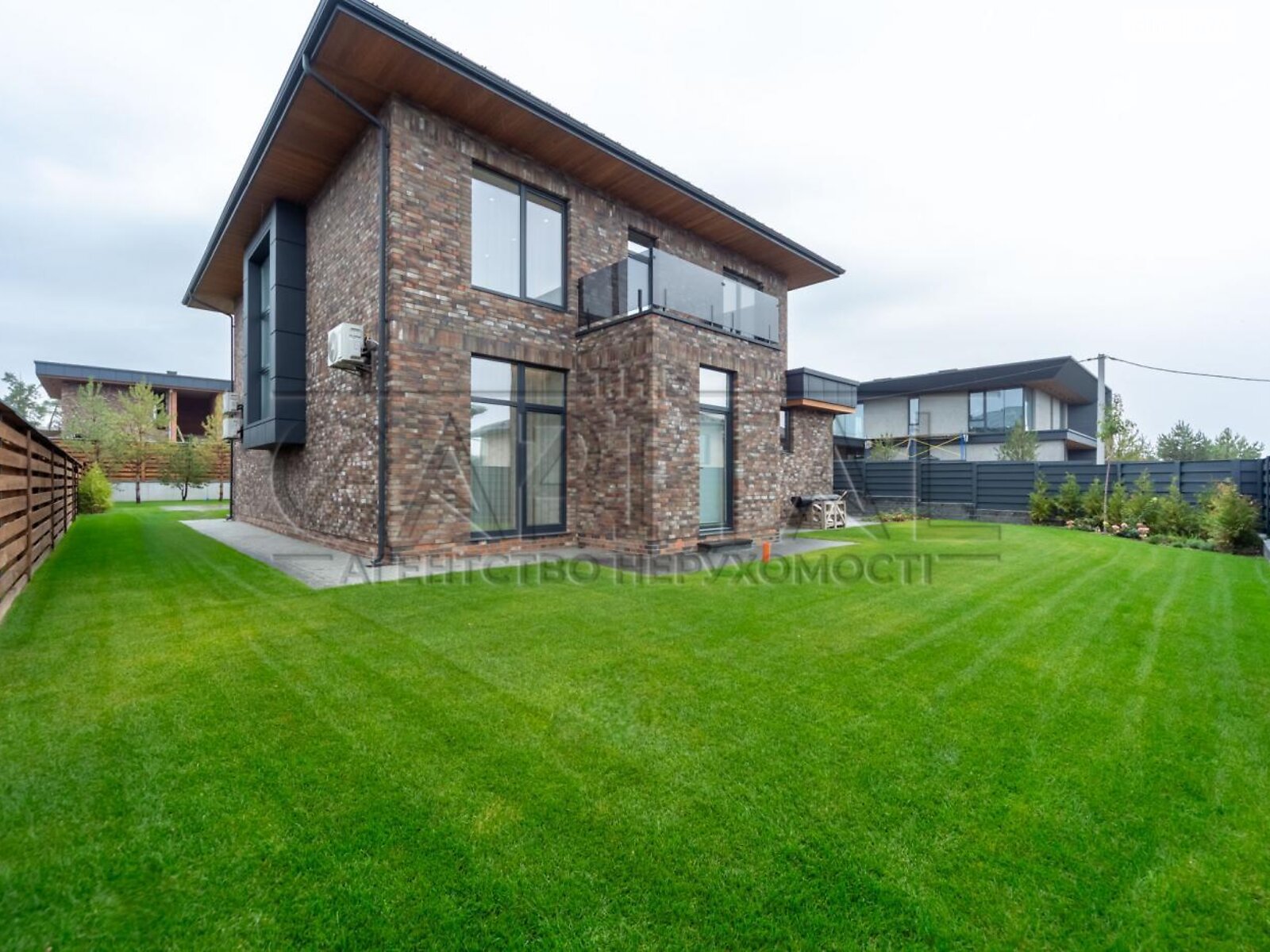 двухэтажный дом с ремонтом, 245 кв. м, кирпич. Продажа в Ходосовке фото 1