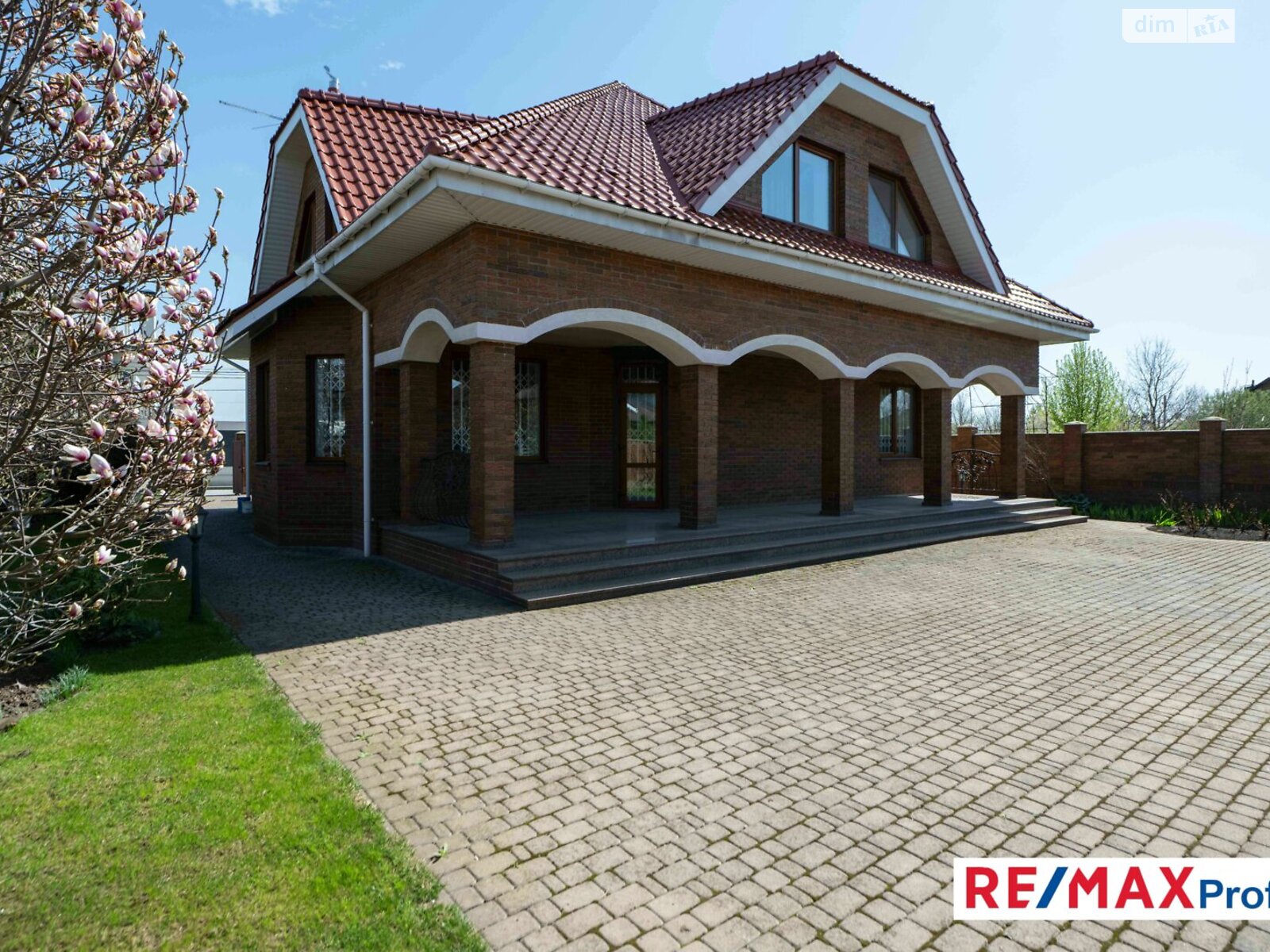 двухэтажный дом с гаражом, 260 кв. м, кирпич. Продажа в Хотове фото 1