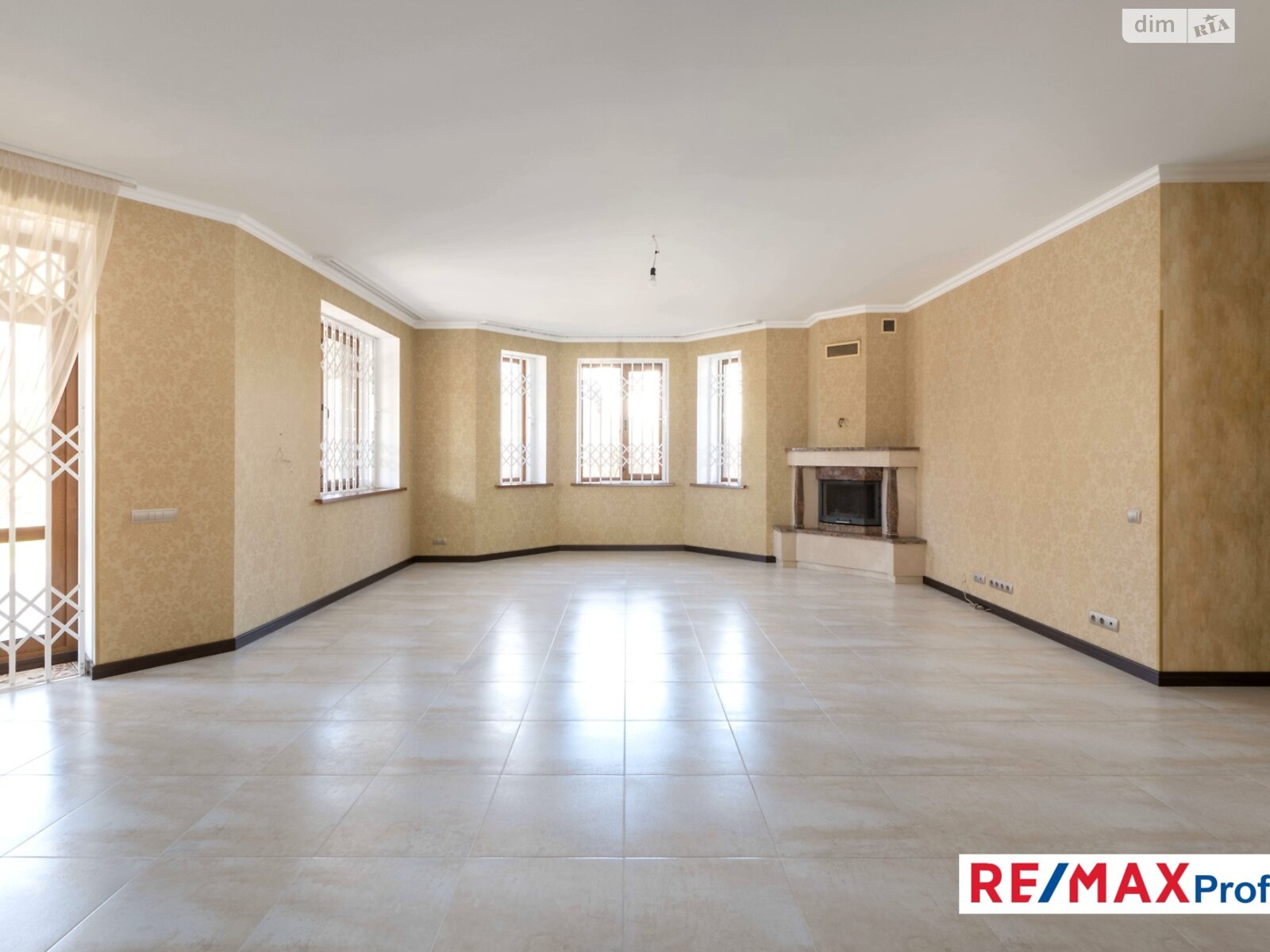 двухэтажный дом с гаражом, 260 кв. м, кирпич. Продажа в Хотове фото 1