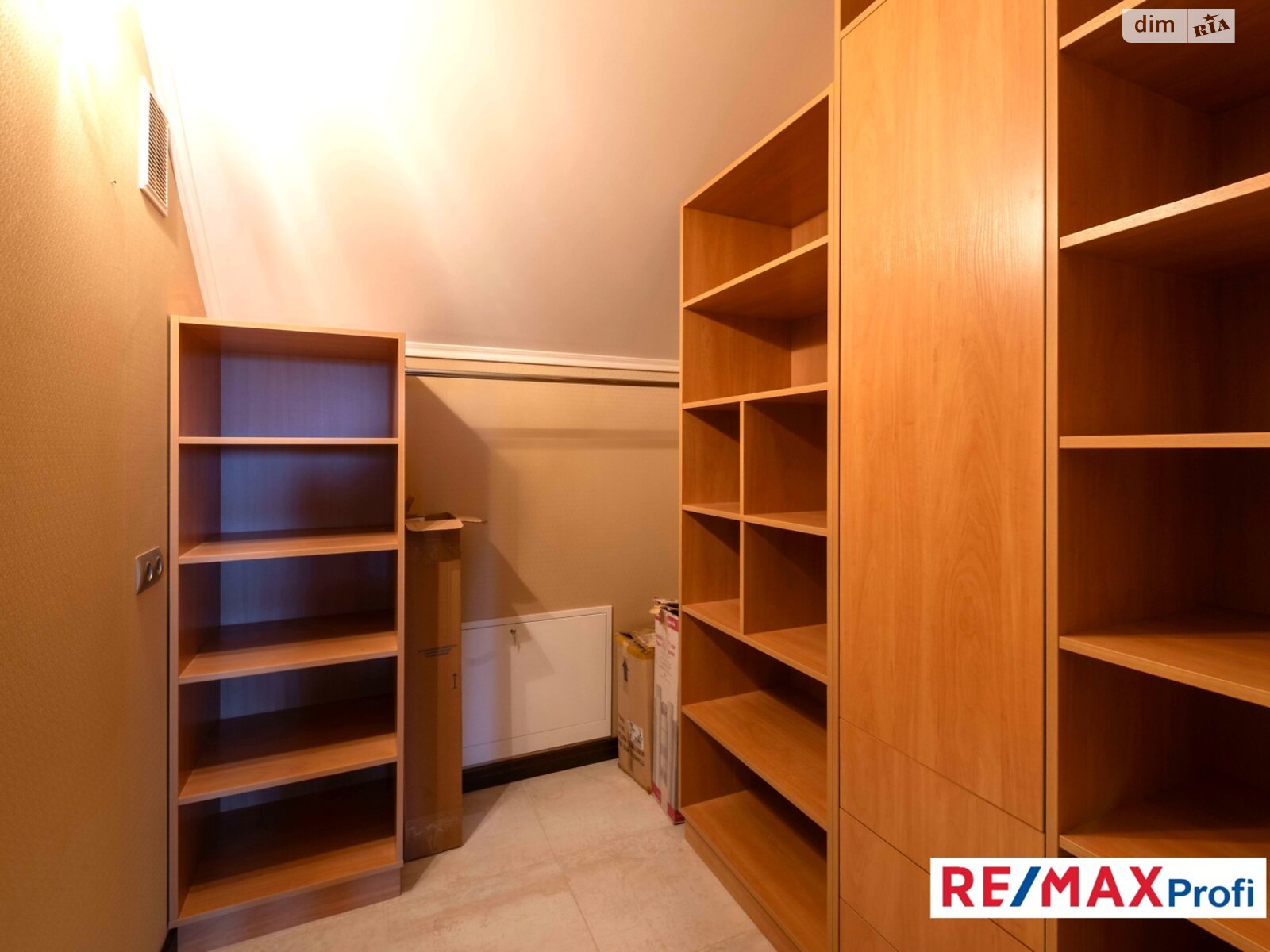 двоповерховий будинок з гаражем, 260 кв. м, цегла. Продаж у Хотові фото 1 двоповерховий будинок з гаражем, 260 кв. м, цегла. Продаж у Хотові фото 1