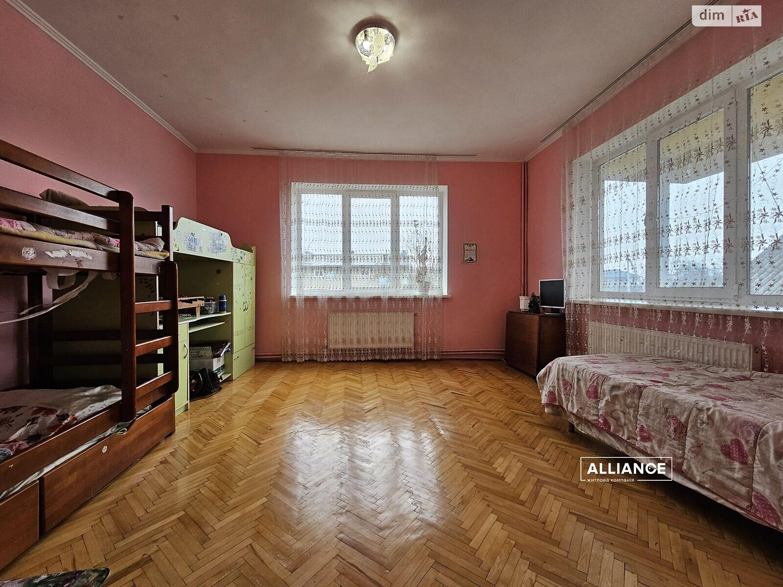 трехэтажный дом, 227 кв. м, кирпич. Продажа в Хриплине фото 1