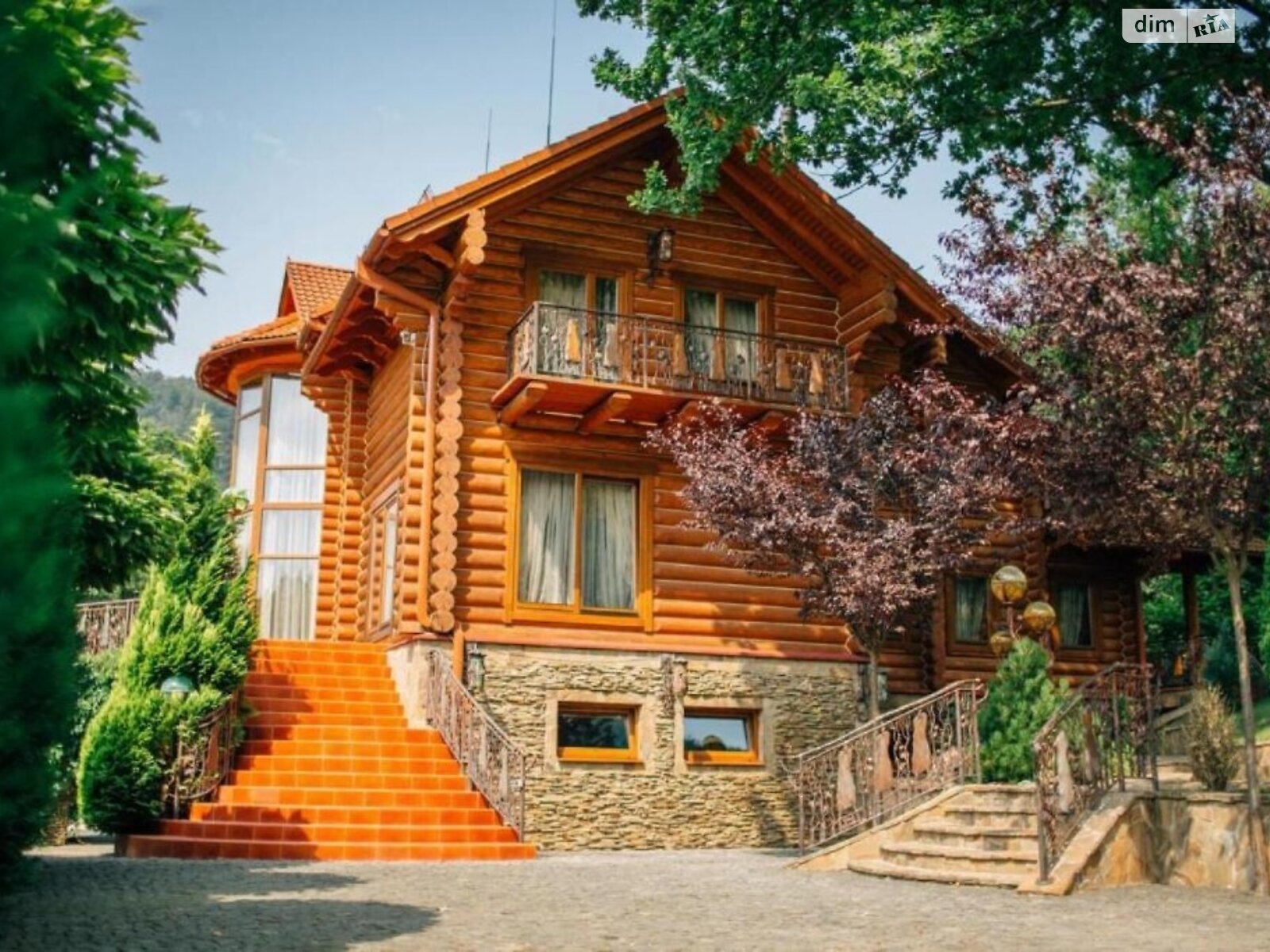 трехэтажный дом с ремонтом, 876 кв. м, кирпич. Продажа в Хусте район Хуст фото 1