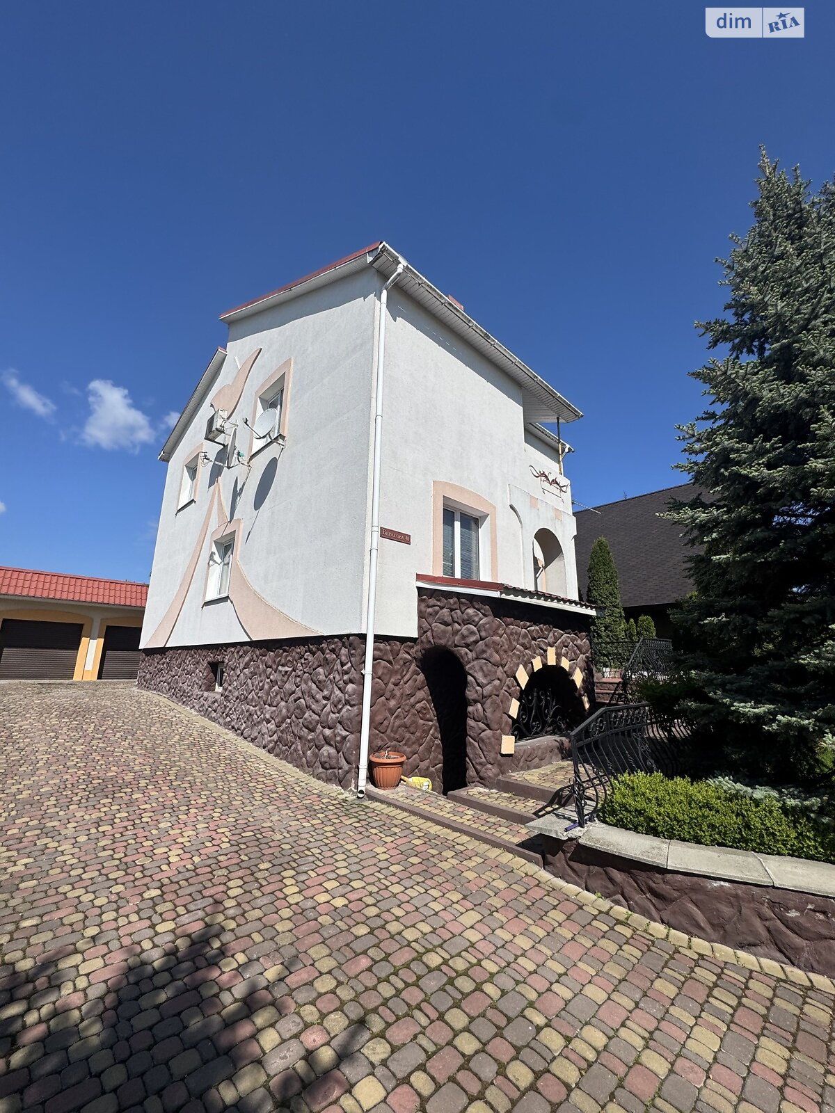 двухэтажный дом с гаражом, 217 кв. м, кирпич. Продажа в Ильпене фото 1 двухэтажный дом с гаражом, 217 кв. м, кирпич. Продажа в Ильпене фото 1