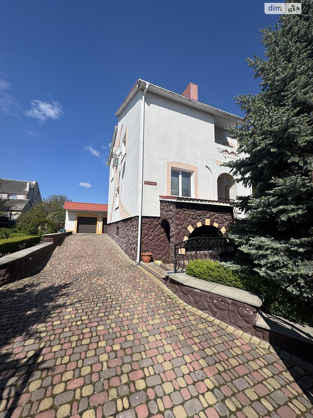 двухэтажный дом с гаражом, 217 кв. м, кирпич. Продажа в Ильпене фото 1 двухэтажный дом с гаражом, 217 кв. м, кирпич. Продажа в Ильпене фото 1